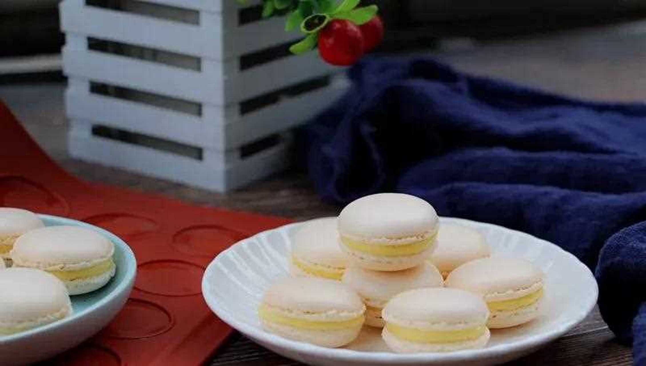 马卡龙,又被称为"少女的酥胸",是一道经典的法式甜点,价格昂贵,小小的