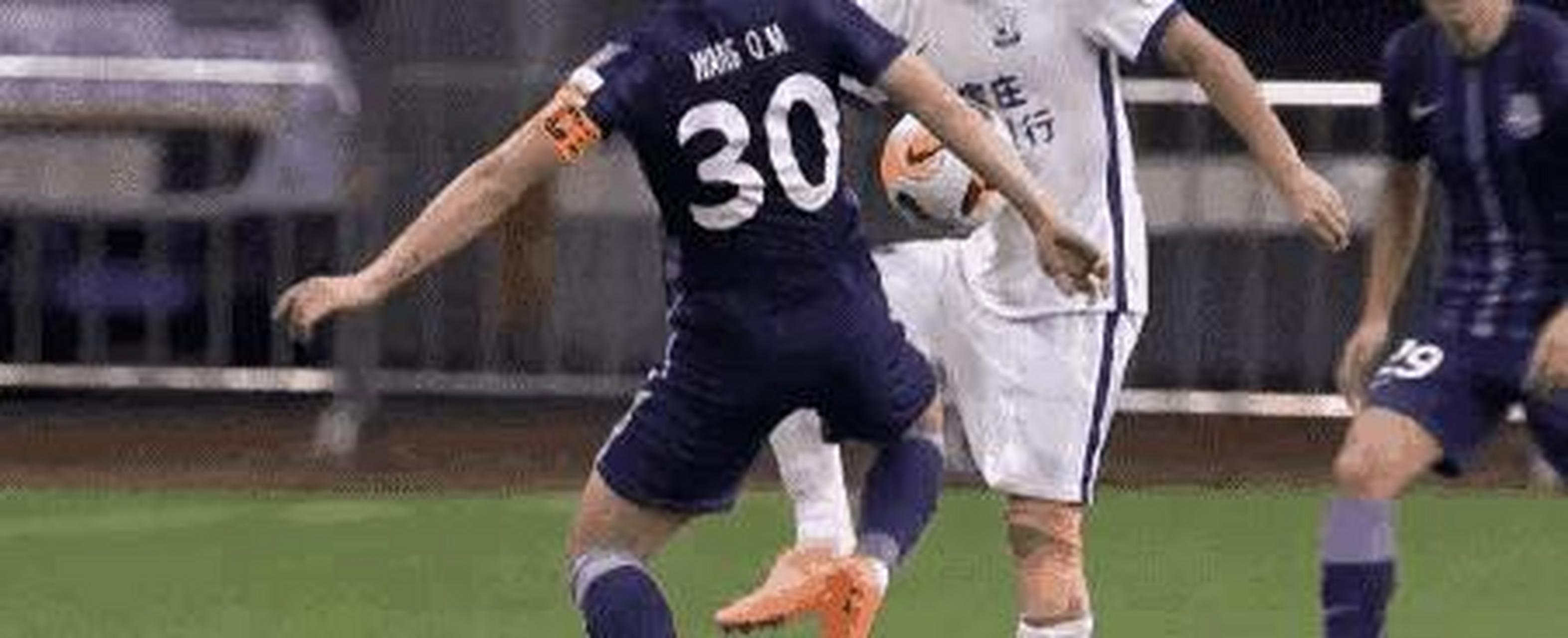 gif创作人# 中超再现"断子绝孙脚",难道要等球员被废了才给红牌吗?