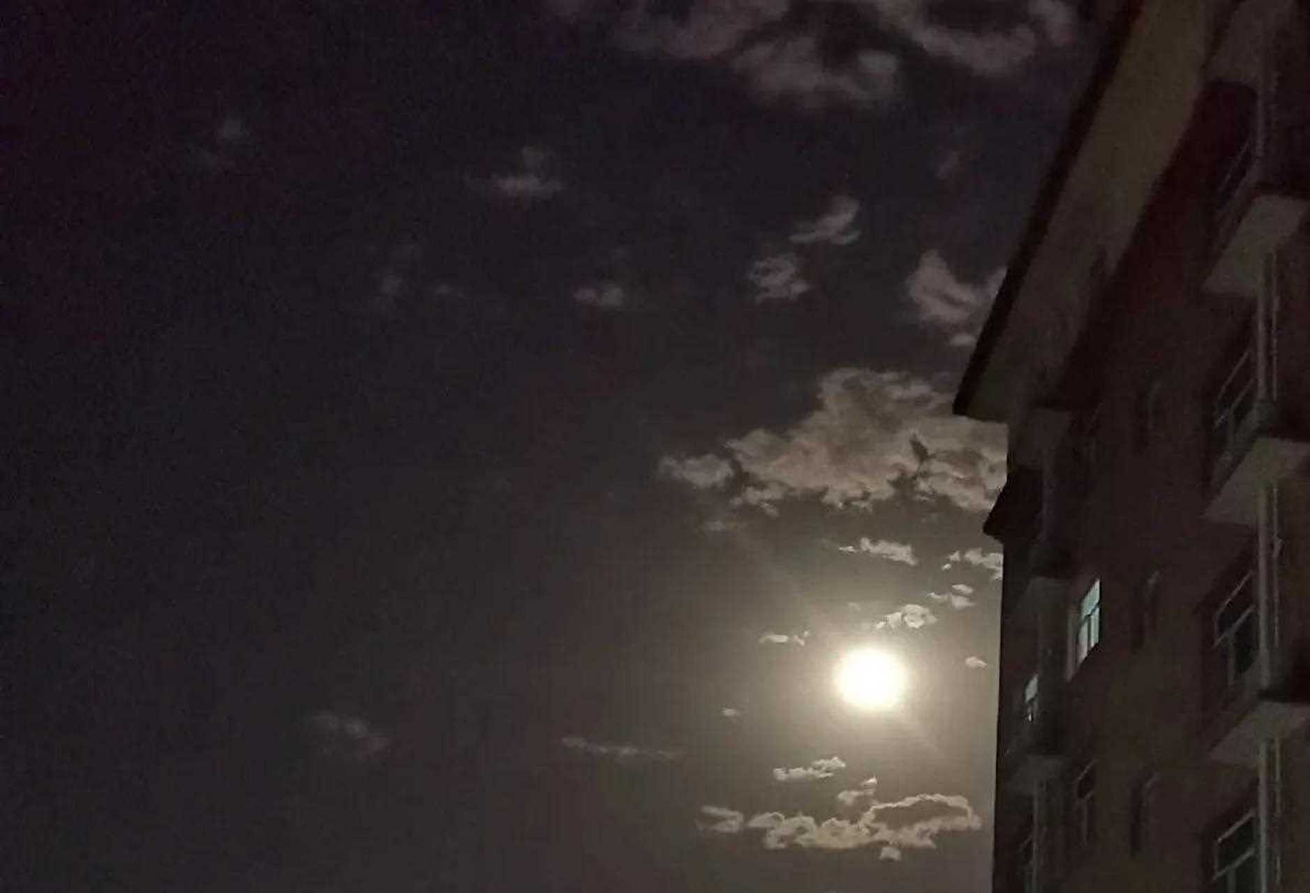 昼赏微云夜观星,醒也思卿,寐也思卿.[武汉加油]