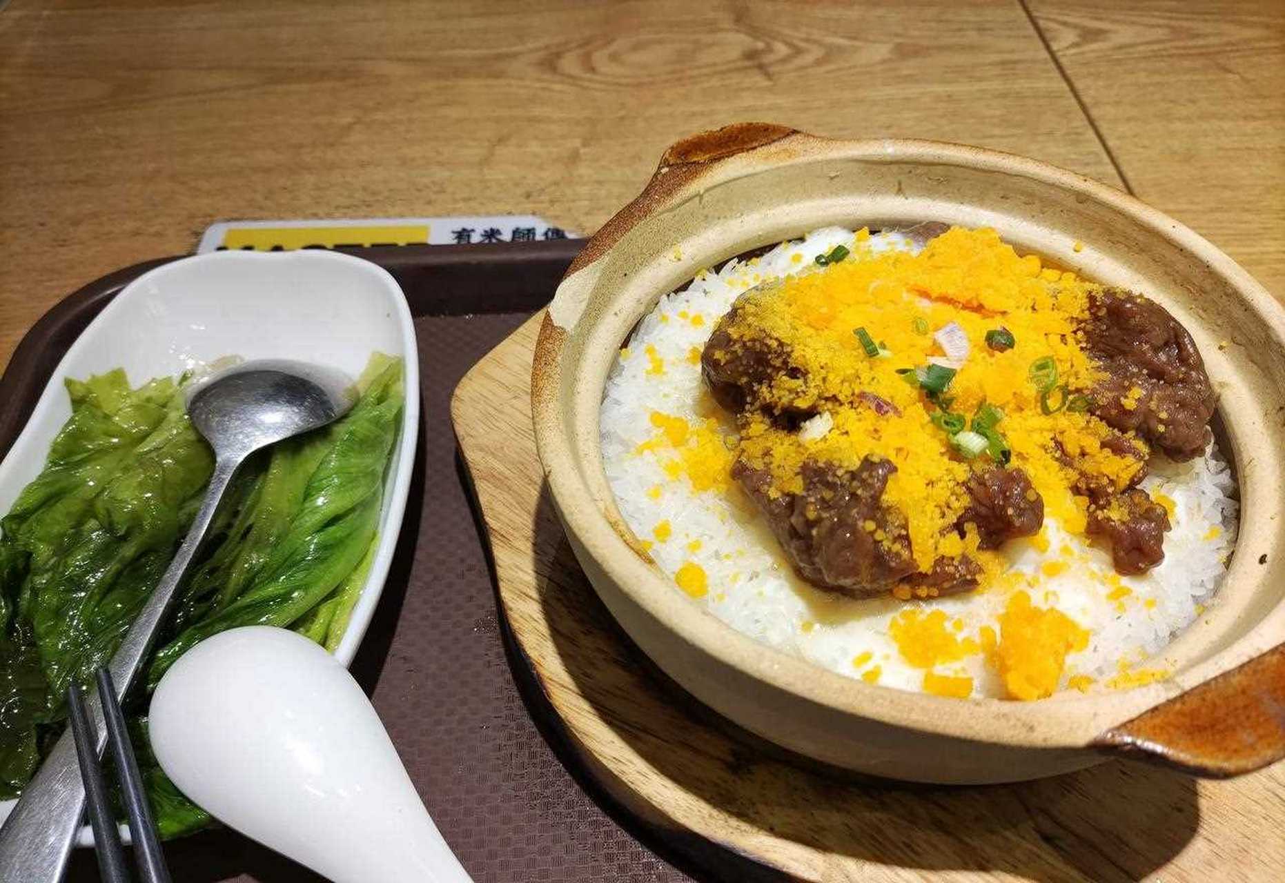 金沙窝蛋牛肉煲仔饭看着很有食欲有没有?