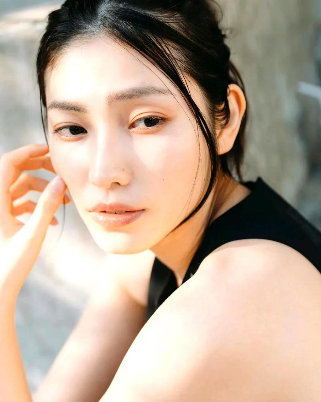 立石晴香这个侧颜拍得真好,皮肤状态也是超美的.