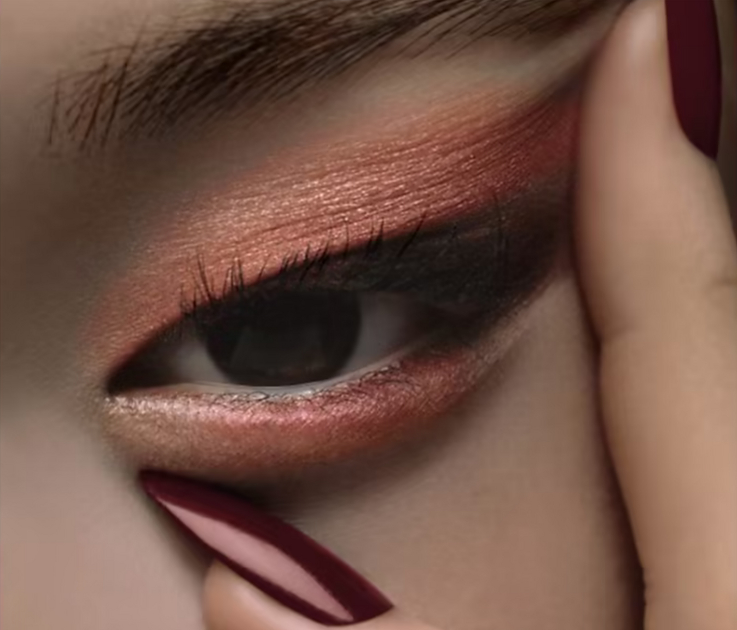 迪奥广告再次涉嫌歧视亚裔,模特现"拉眼角"动作,网友炸了