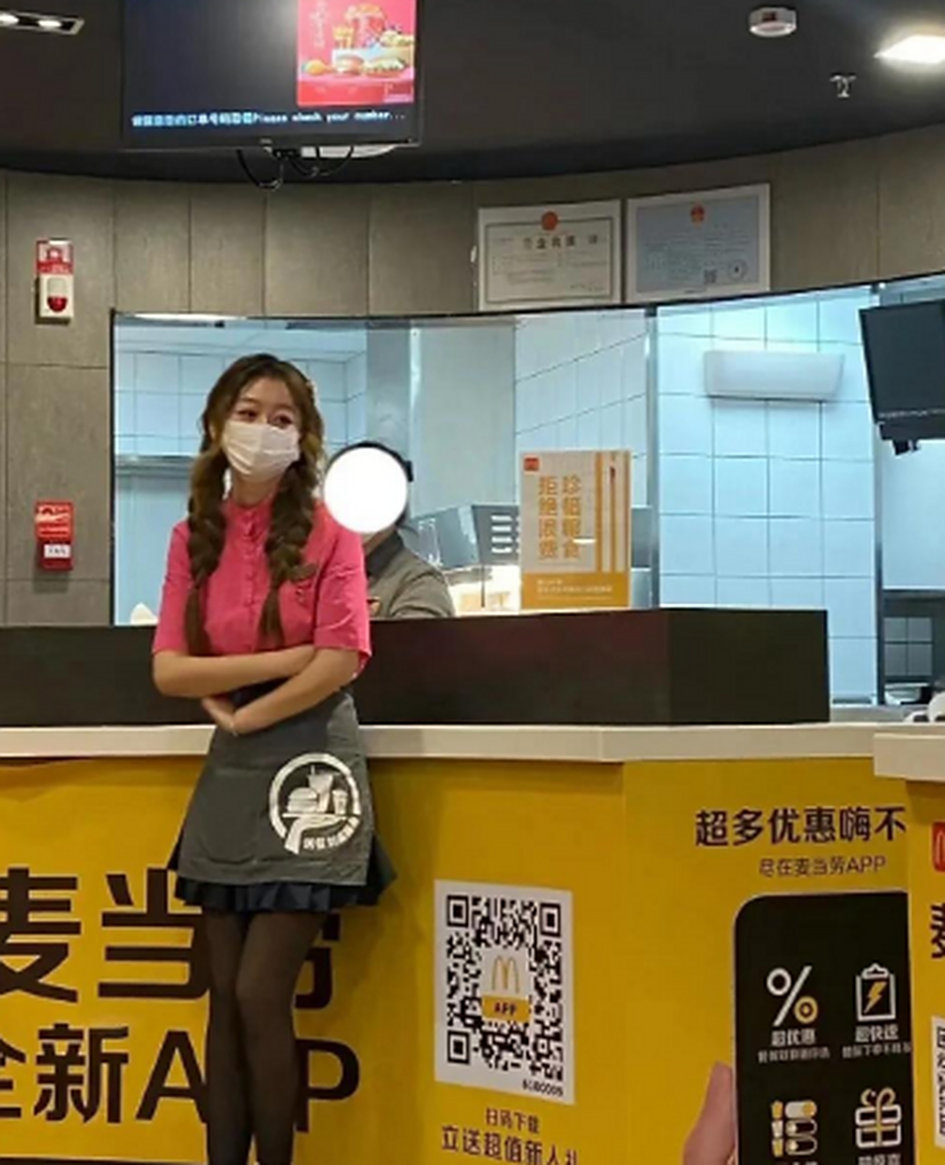 麦当劳是懂中国消费者的,这制服谁看了都想进去吃顿饭.