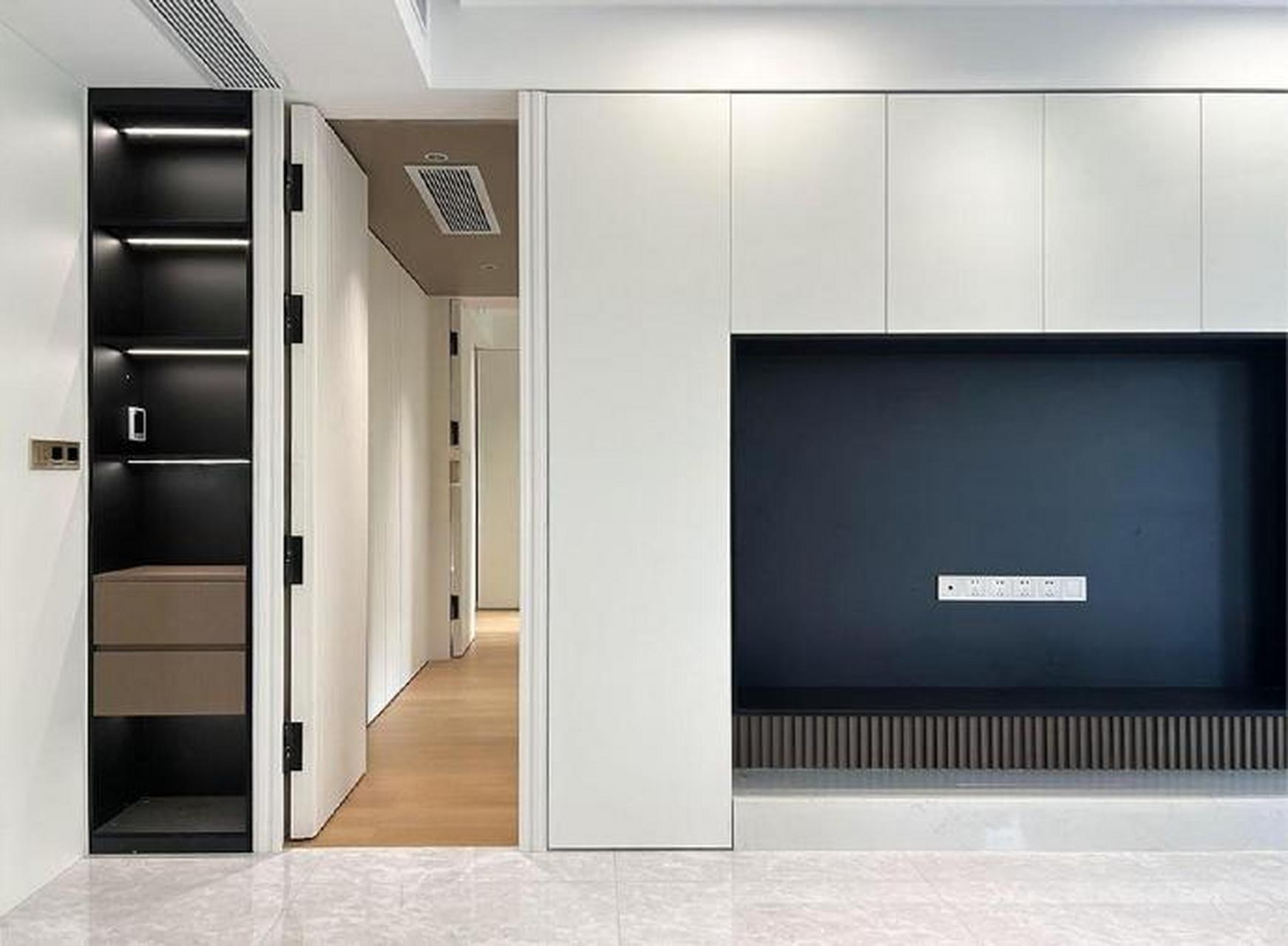 满墙电视柜 隐形门设计,整体电视背景墙美观耐看.