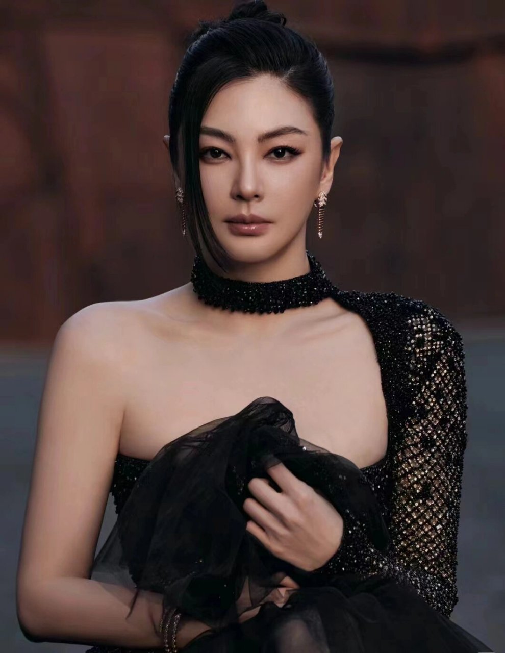 张雨绮眼睛怎么变了?  的确,眼皮对眼睛的整体气质有着重要的影响.