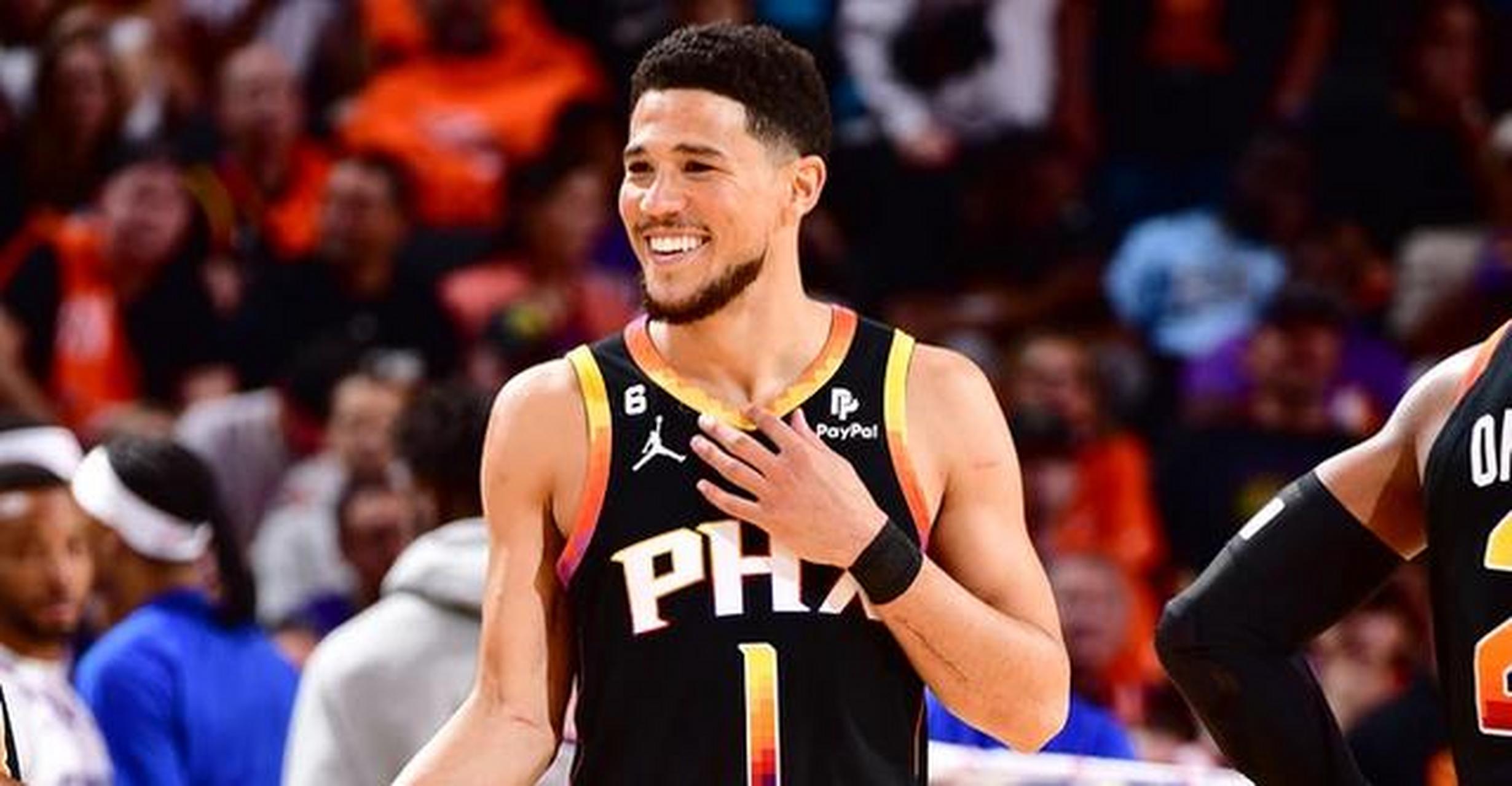 首轮比赛,太阳队的布克场均出场43.1分钟,能砍下37.2分5篮板6.