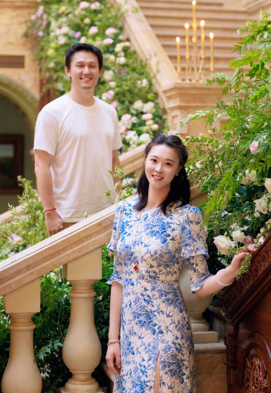 惠若琪晒全家福庆结婚五周年 和老公花丛中相拥