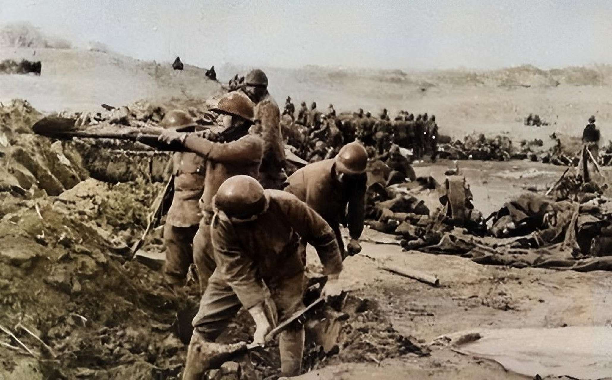 图中人物是一名在徐州战役中负伤的中国军人,经过简单的治疗,正准备