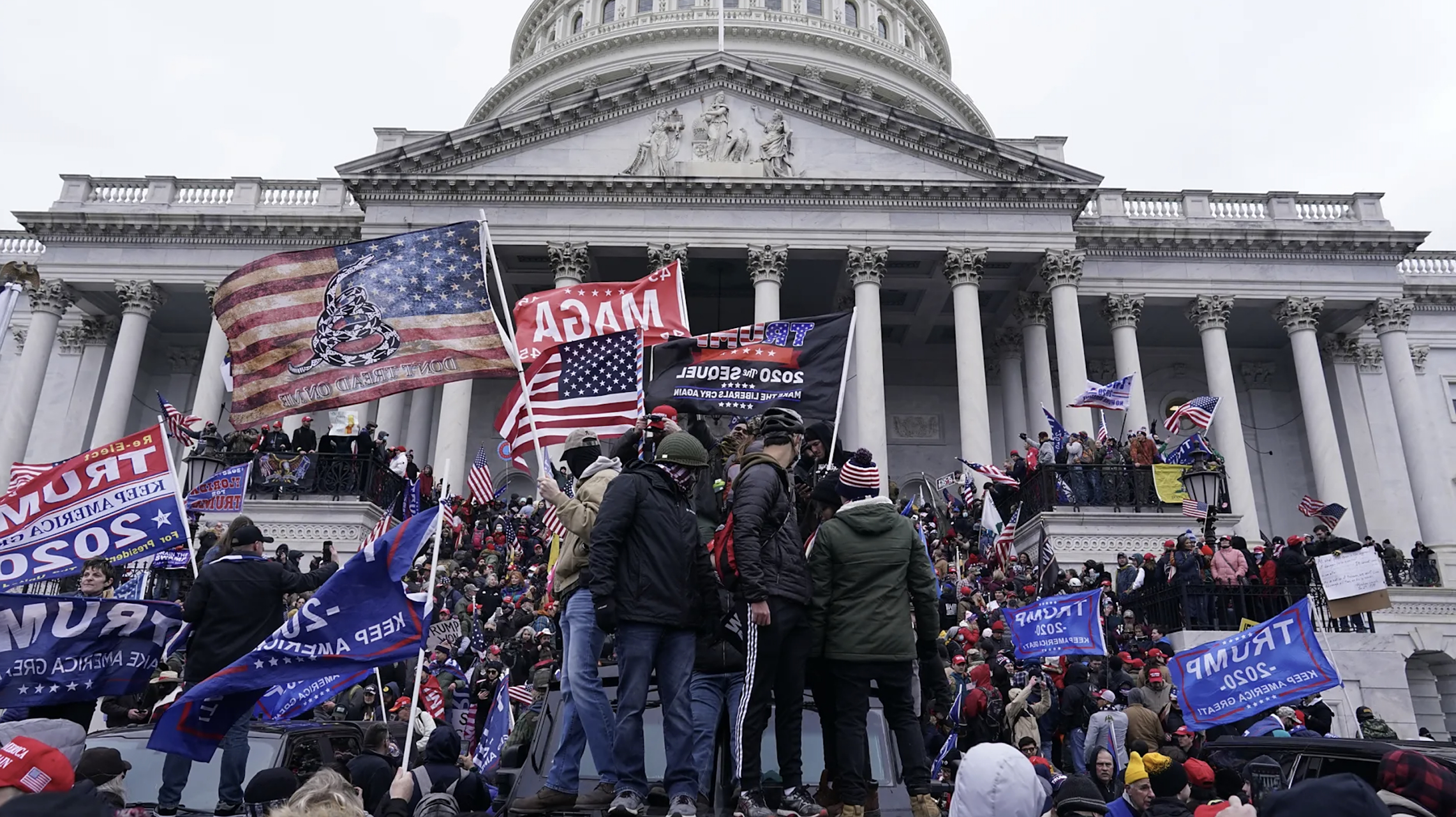 稿,两名男子因"2021年1月6日美国国会山事件"犯下多项重罪而被判刑