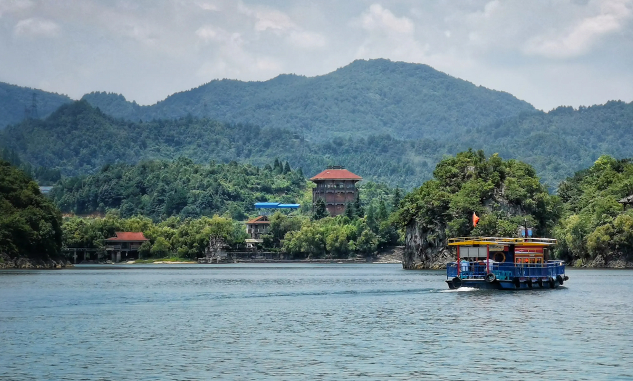 我推荐最美百花湖森林示范公园,建在众景云集的百花湖畔,距离市中心约