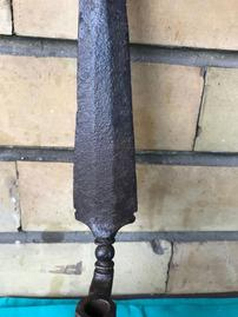 这是一把制作于1700年左右的狩猎刺刀,来自意大利南部,全长39厘米