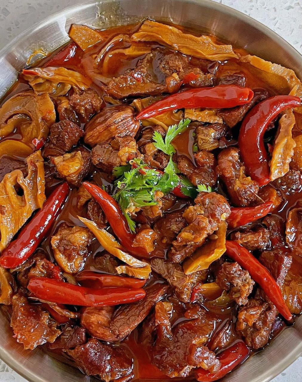 香香辣辣好吃不腻的竹笋烧牛肉～～?做法: 1?