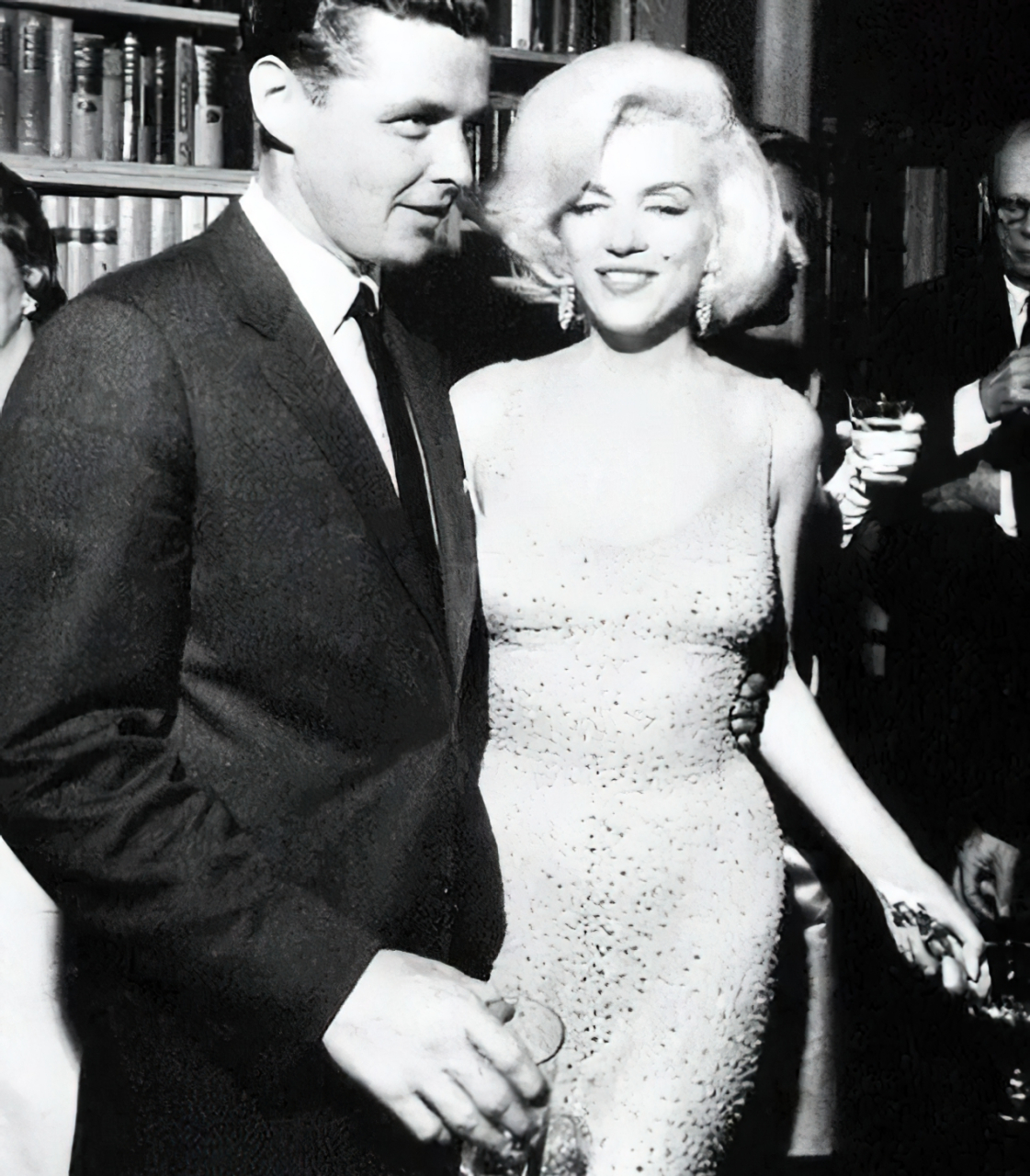 当时,肯尼迪和梦露正在热恋中.