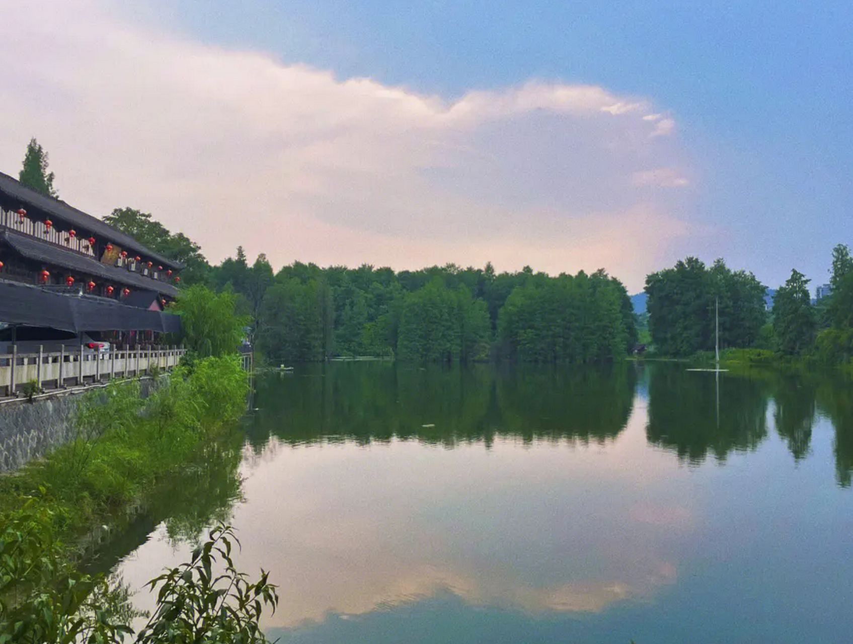位于吉林省北山区,距白山市区仅2公里的青山湖风景区是国家3a级风景区