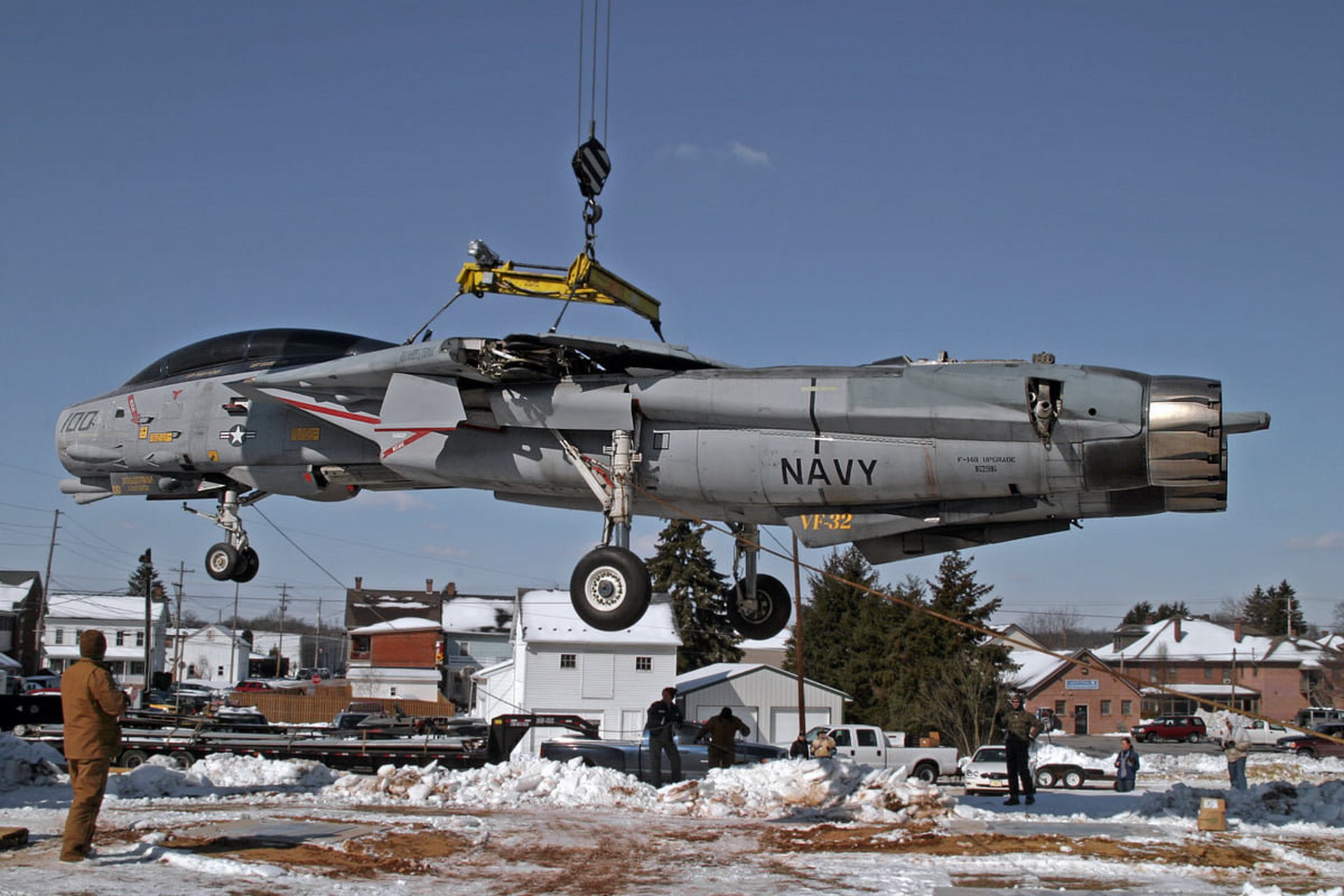 美国海军拆解中的f-14战斗机,以今天的标准看,这两台f110发动机还是