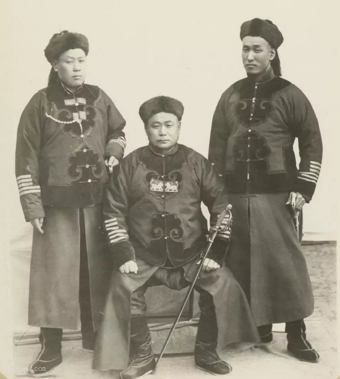 清宫老照片:晚清的大内侍卫 大马金刀坐姿很霸气.