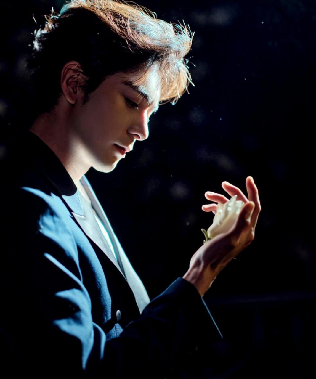 陈星旭先生的深情眼神和完美下颌线实在太迷人了,鲜花与少年的组合更