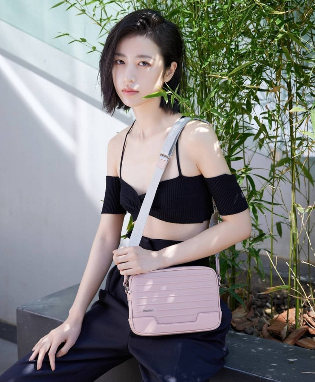 窈窕淑女,花枝招展的#周雨彤# 貌若桃花,五官精致,曼妙身姿,前凸后翘