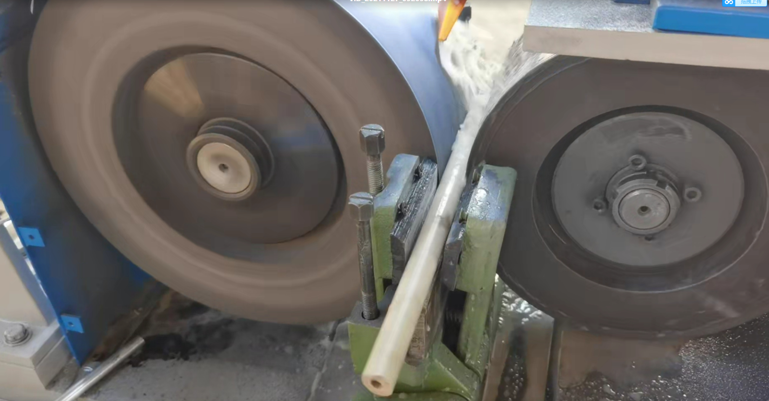 有导轮和磨削轮两个砂轮,导轮带动圆柱形工件在垫铁上转动,磨削轮对