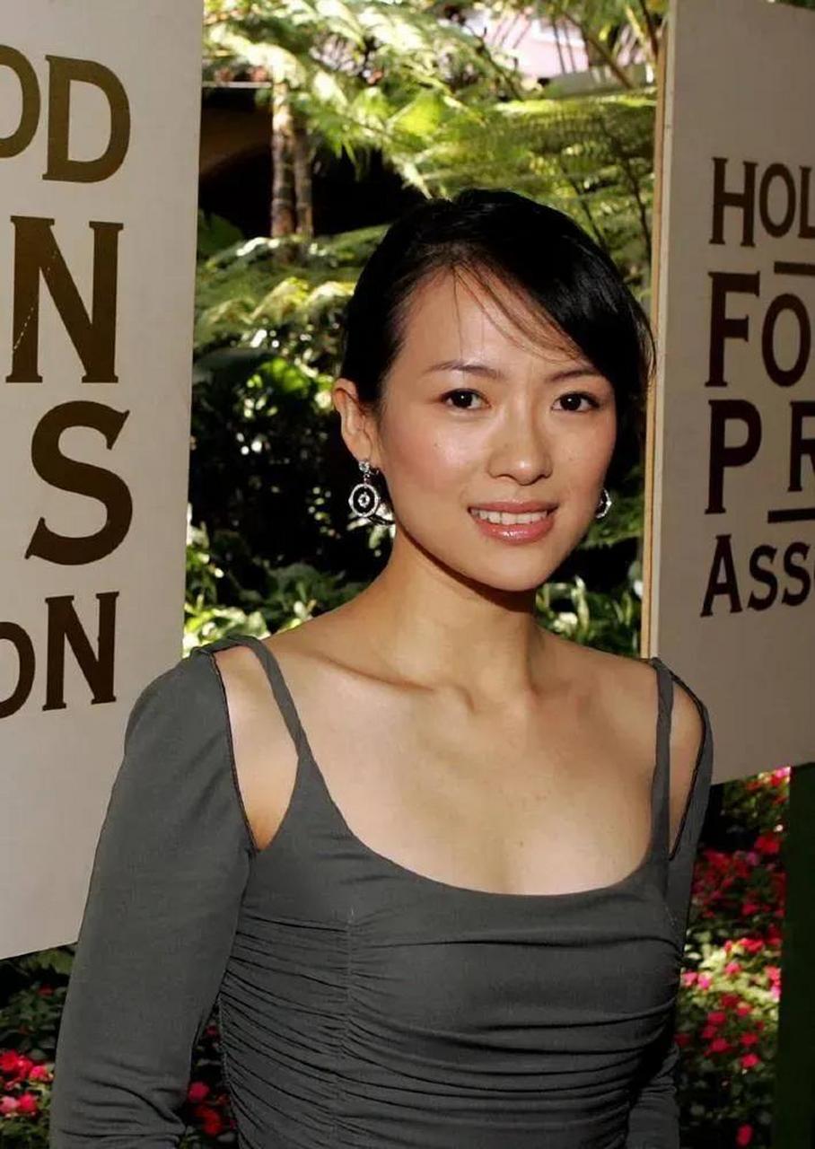 年轻的章子怡,拥有清纯俊秀的模样,没有现今的美颜p图,却依旧惊艳众人