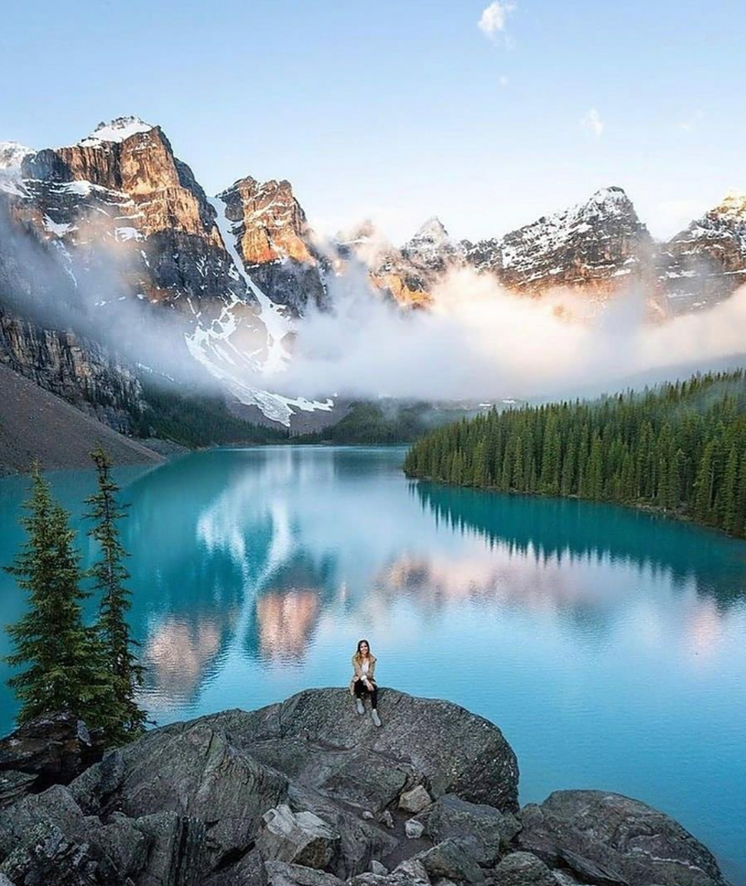 梦莲湖位于加拿大亚伯达省班夫国家公园,是一个冰川湖,每年六月底