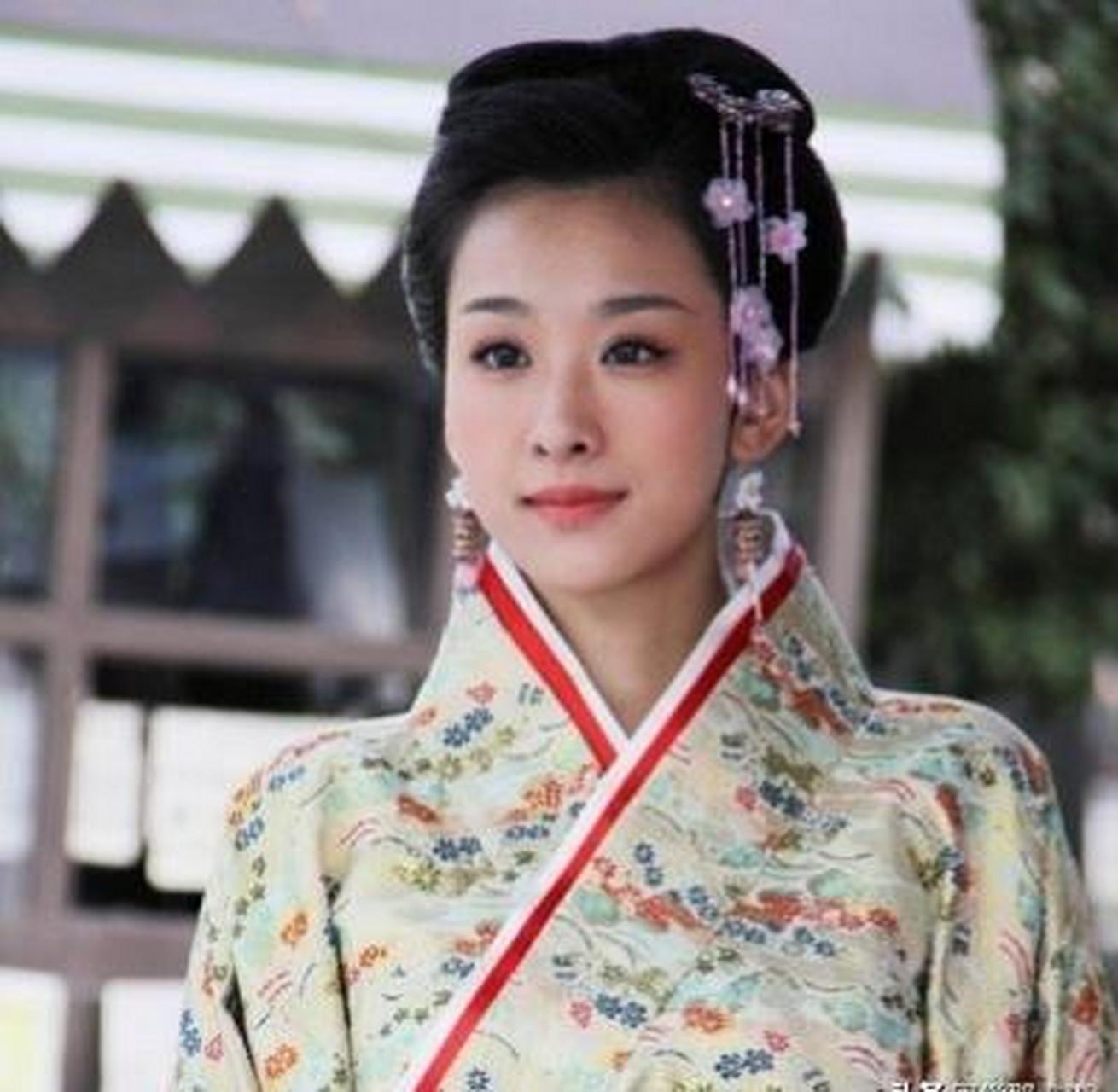 1942年,日本号称"帝国之花"的王牌女间谍南造云子刚到百乐门,突然有人