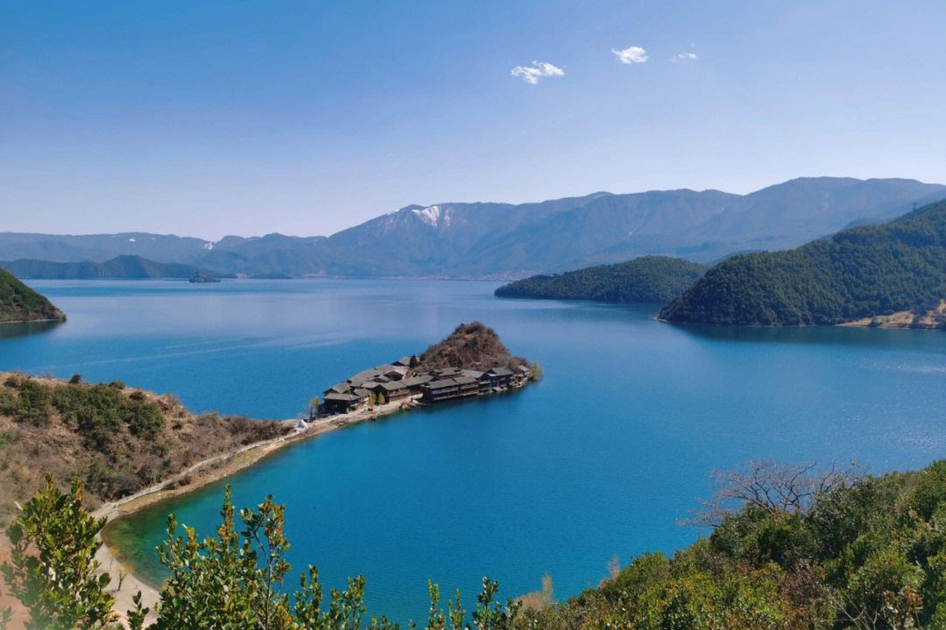 泸沽湖,位于云南海拔最高处,湖水清澈蔚蓝,美誉为"高原明珠".