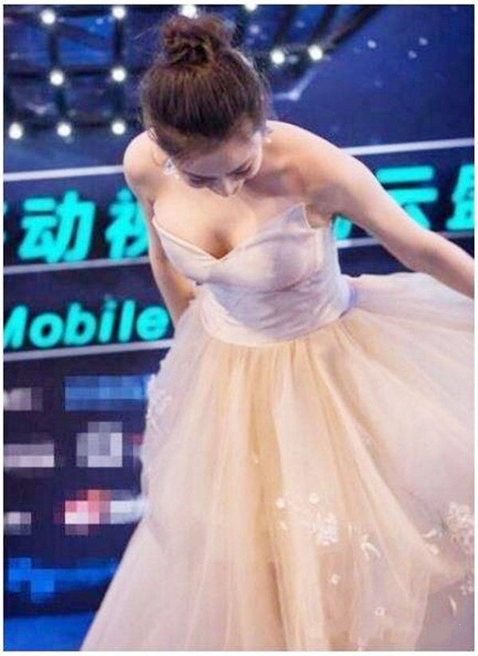 人人都说柳岩身材好,可当她与马苏同框后,却成为了背景.