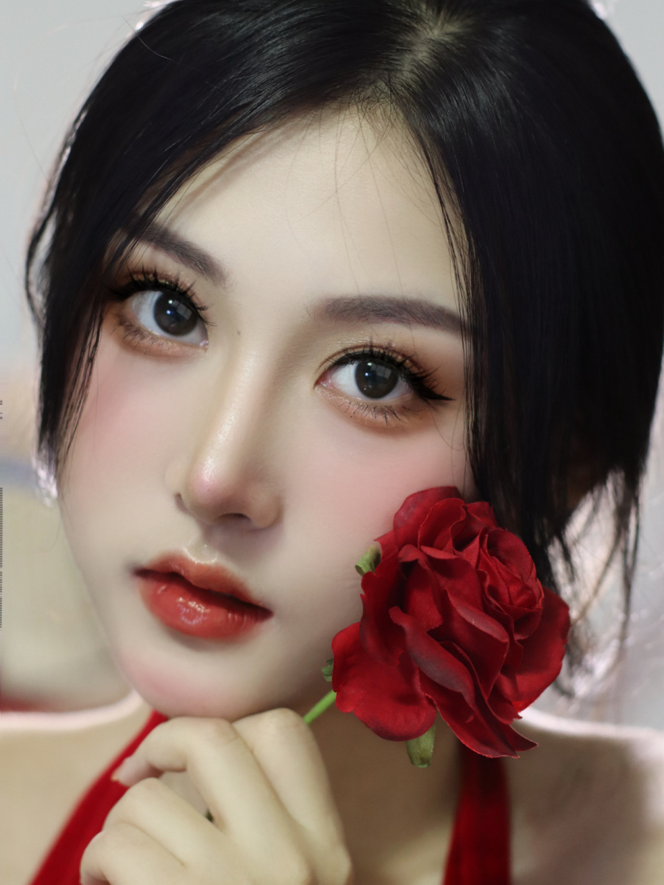 makeup| 灵动港风妆容 气质红裙搭配灵动港风妆容就 一整个 绝绝子 大