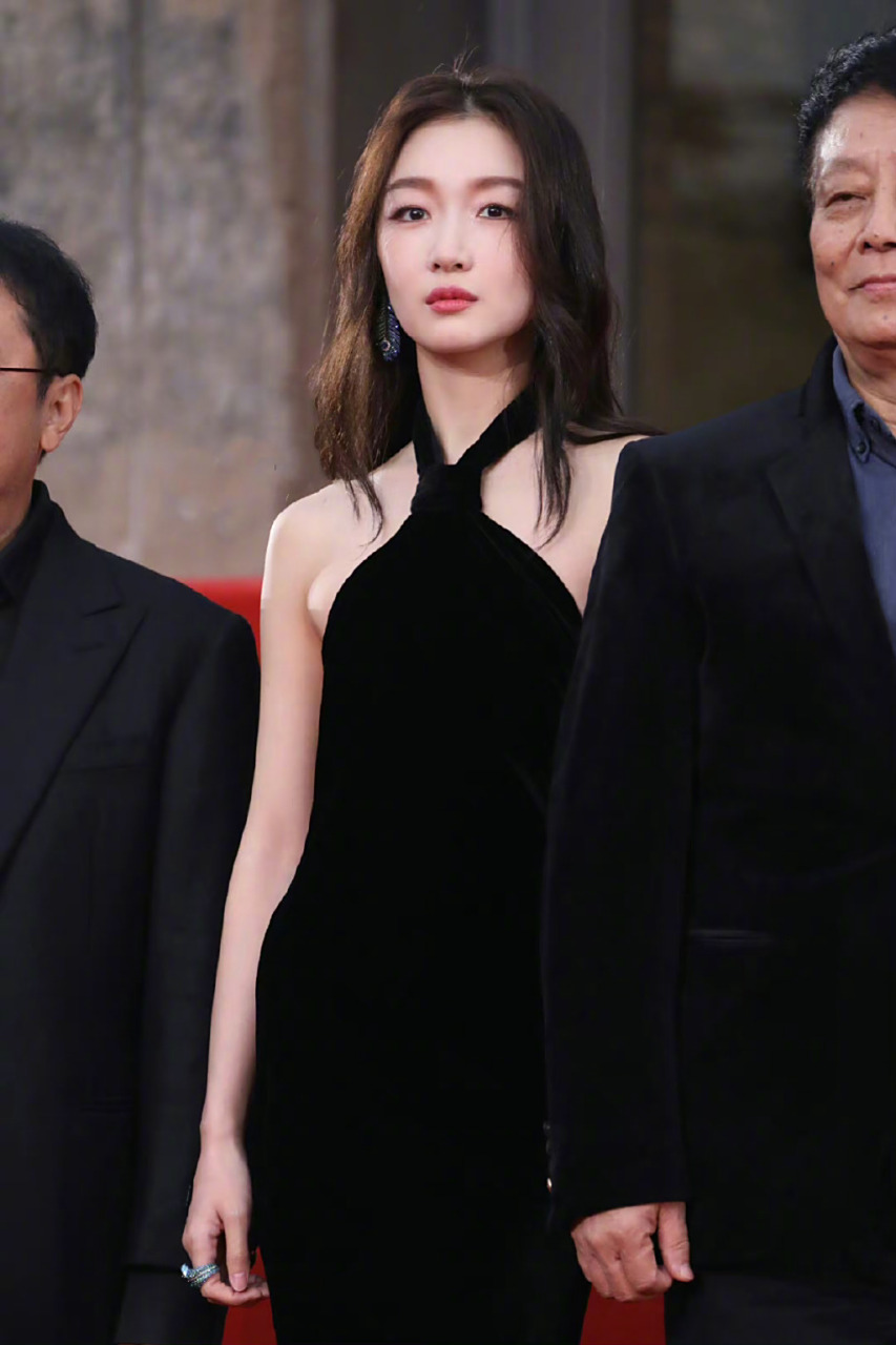 周冬雨肋骨的纹身# 周冬雨平遥电影节惊艳亮相,纹身引发网友热议