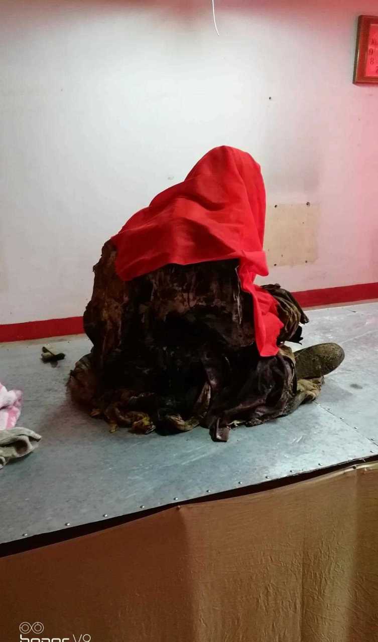 今日(农历初六)五台山七佛寺主持比丘尼,上正下提法师坐缸已满三年.