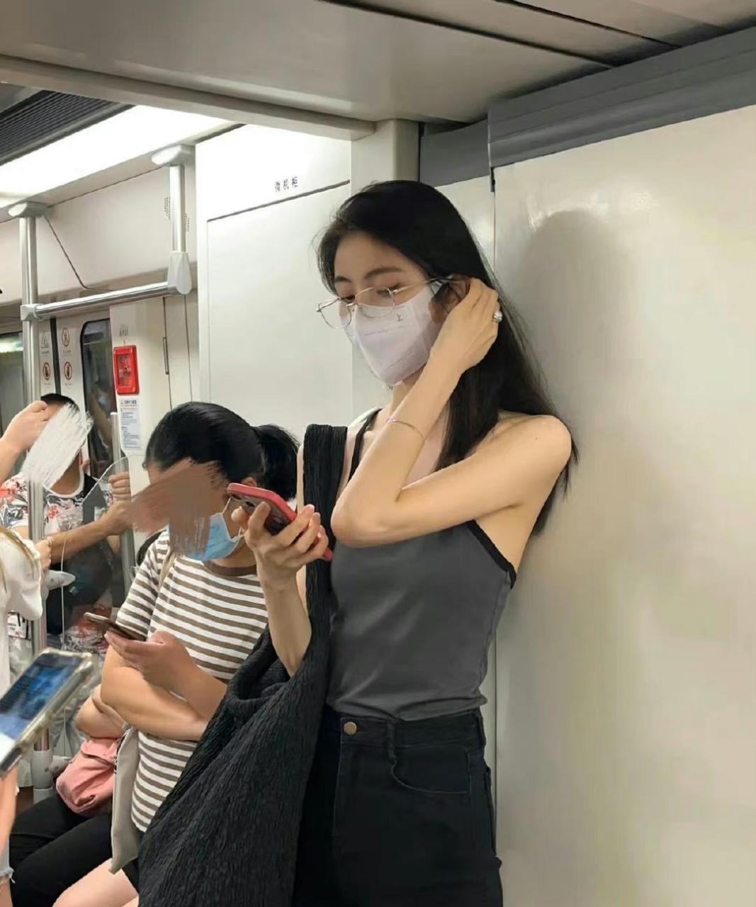 地铁上的小姐姐,目测身高1米8