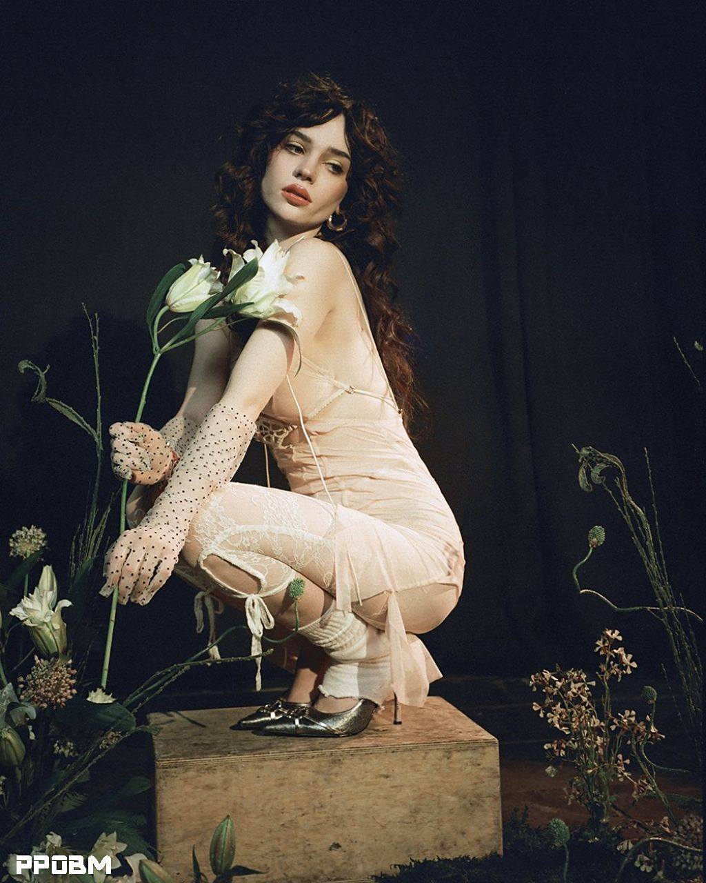 sophie thatcher–polyester杂志,2023年4月