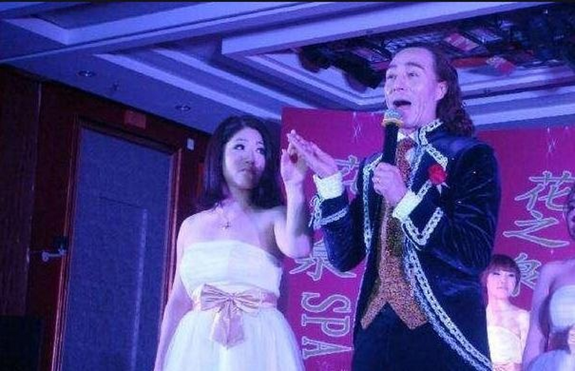 大家脑海里立即浮现那个"非常六加一"的欢乐形象,作为一名著名主持人