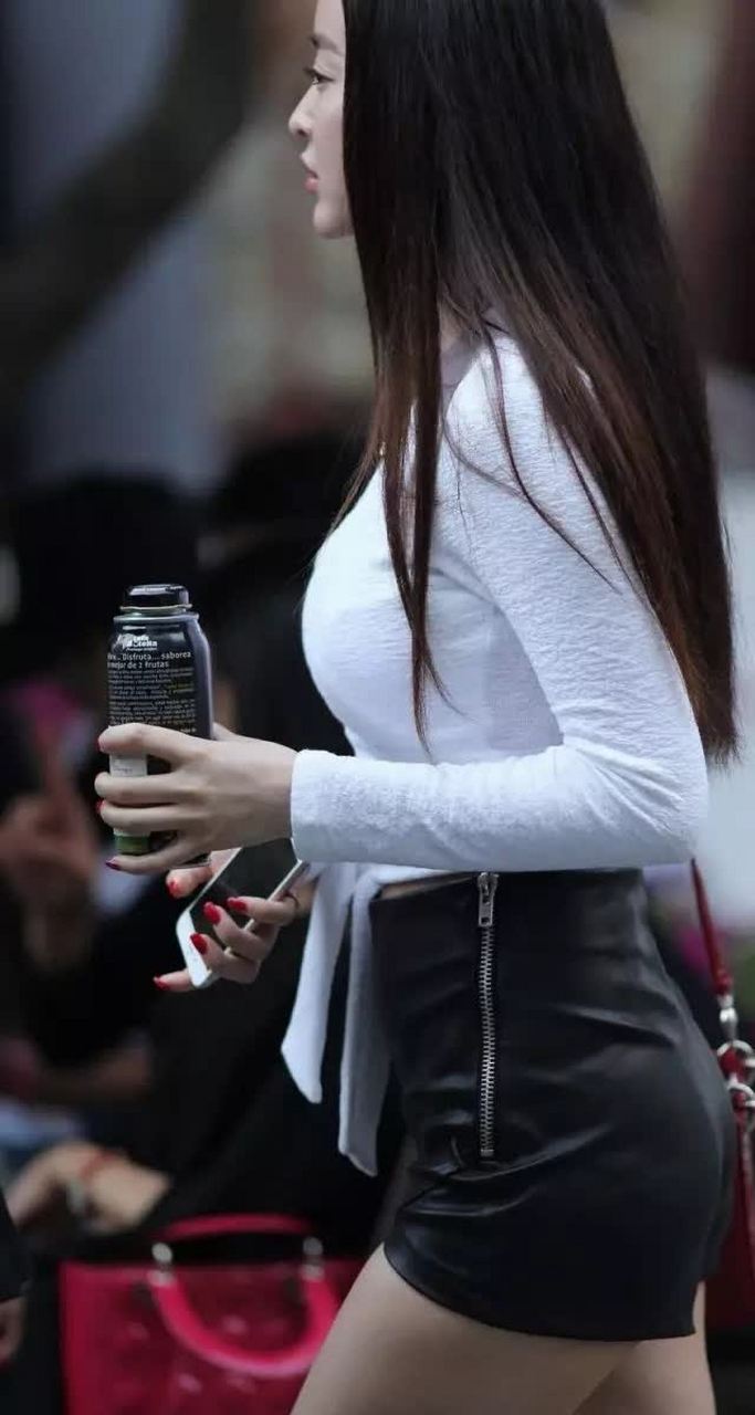 街拍:穿黑色紧身包臀皮短裙的性感靓丽女孩,这身材属实迷人!