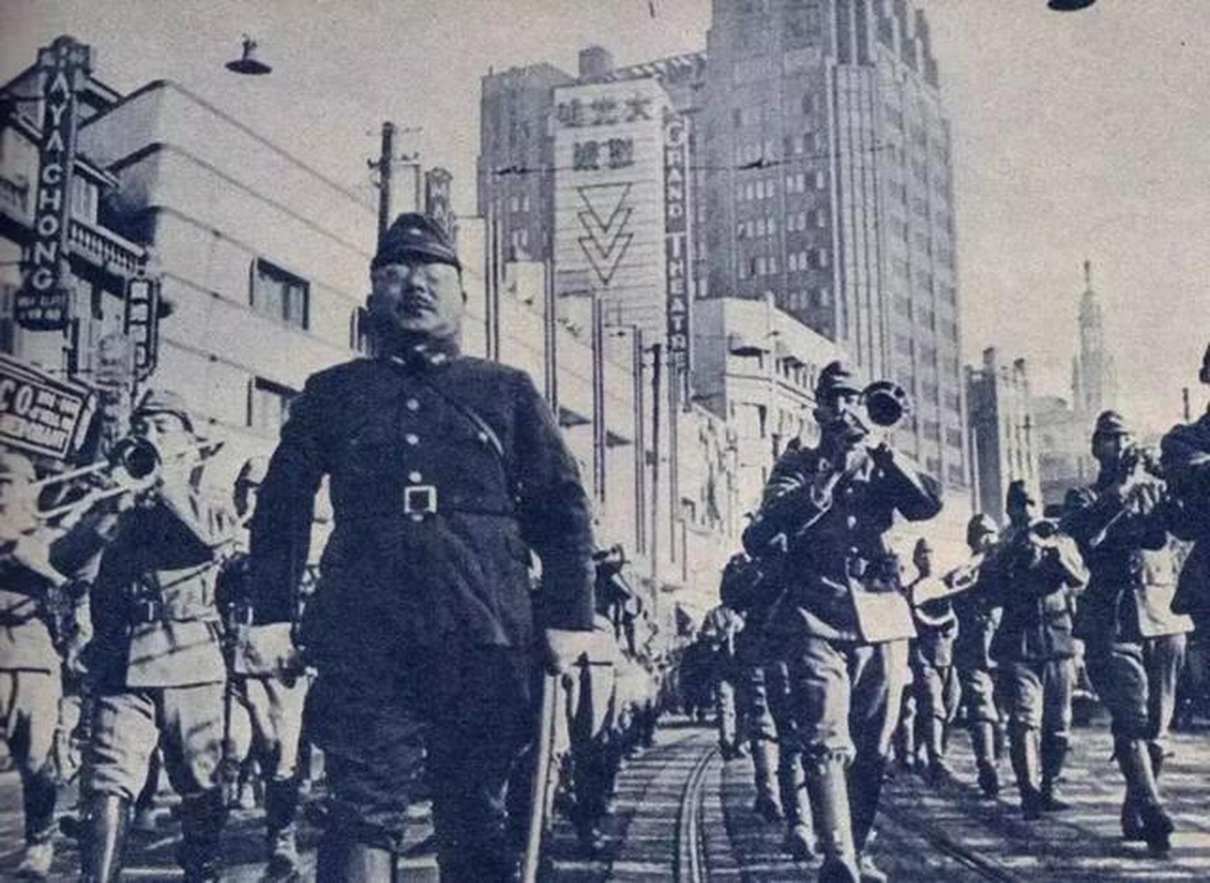 1937年11月12日,上海沦陷后,保卫南京还是迁都武汉,就成为摆在蒋面前