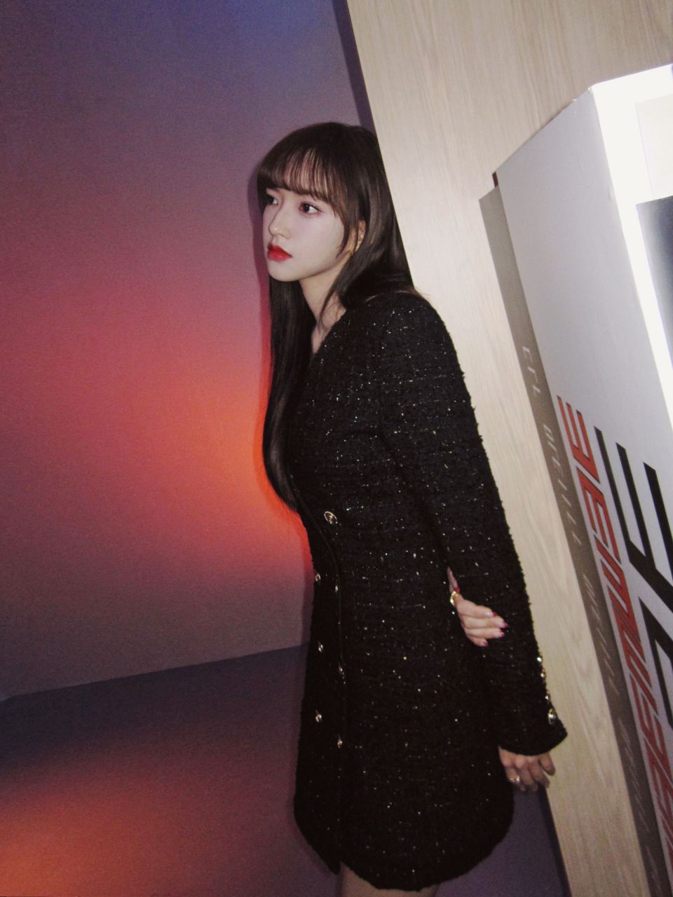 程潇黑色吊带连衣裙写真,搭配黑色高跟鞋,露出修长美腿太撩人