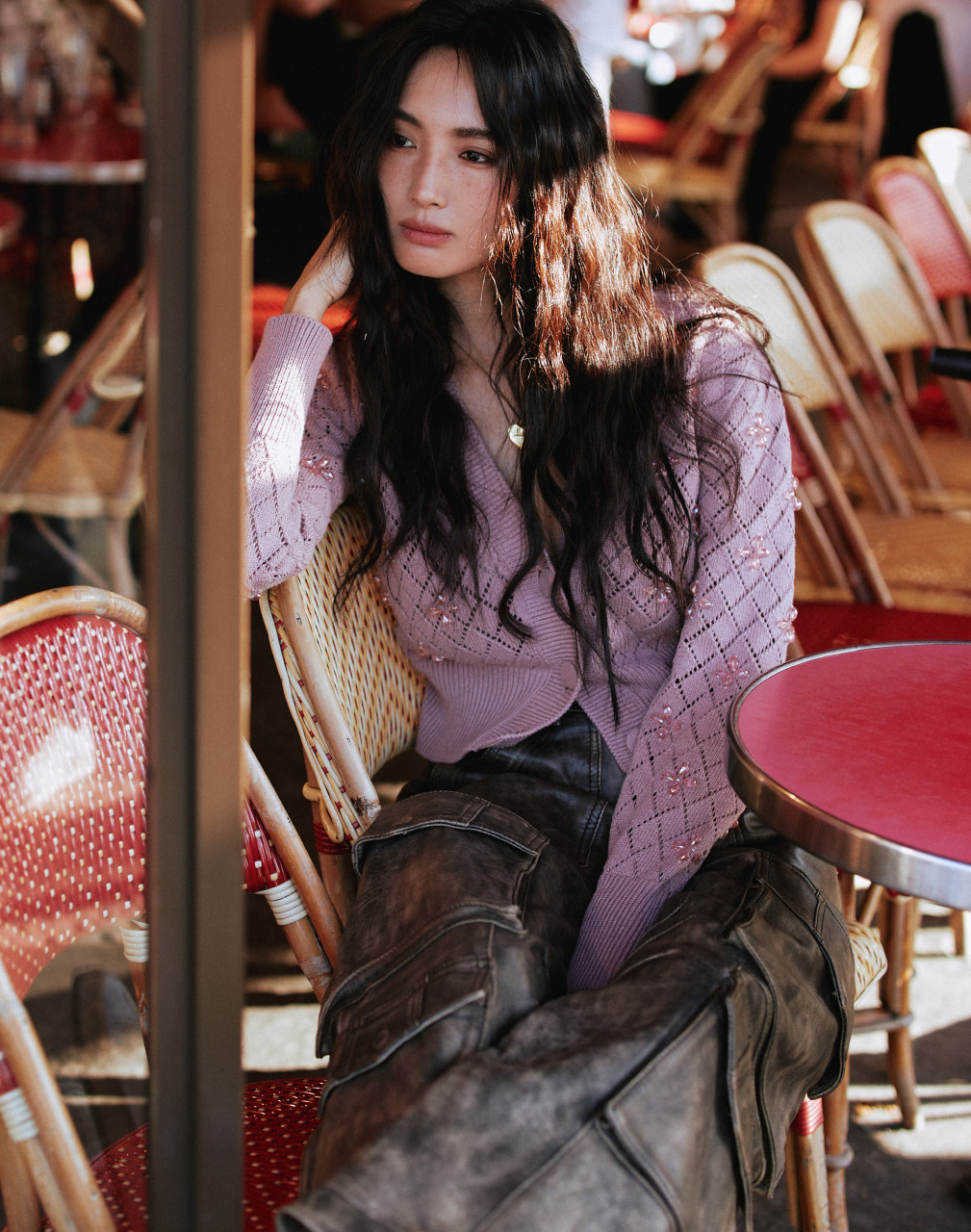 王紫璇一组巴黎街拍打卡照,一身复古织开衫外套搭配工装牛仔裤,优雅的