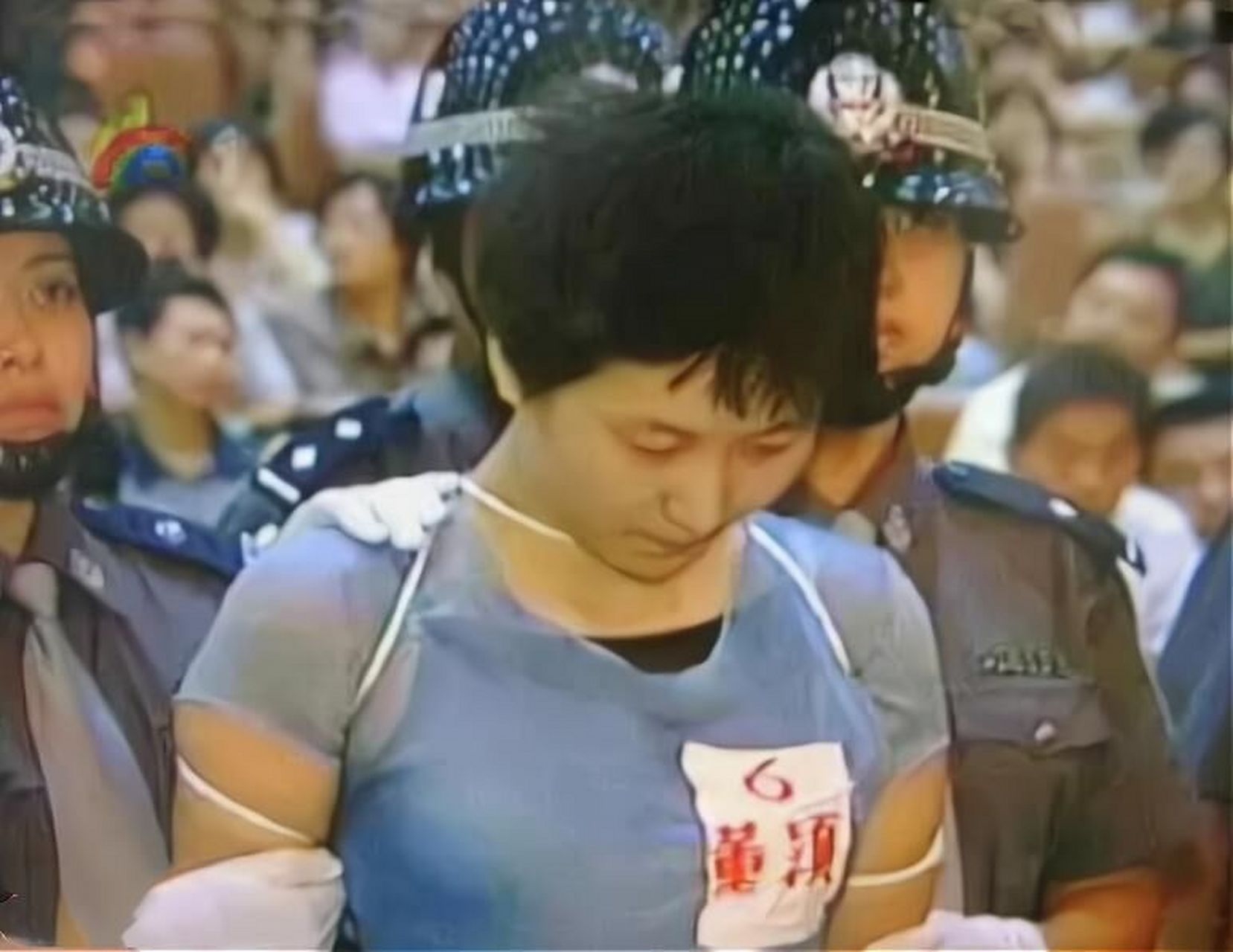 2001年,南京庭审现场,22岁的董颖被判死刑.