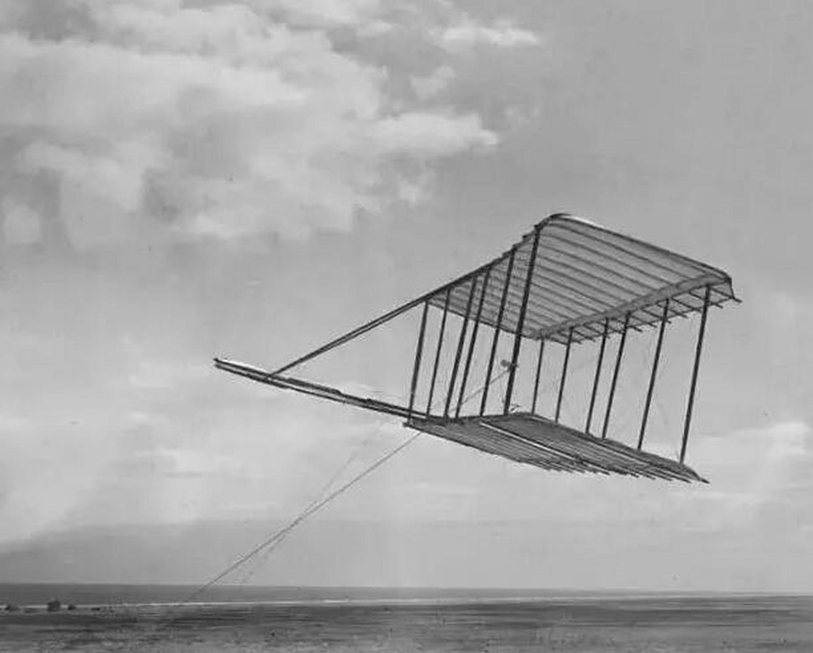 1900年,"风筝第一人"贝尔通过自制的大型四面体风筝成功横穿英吉利