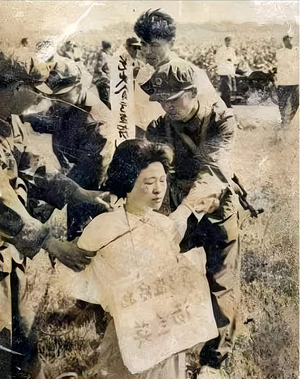 1977年,汤兰英行刑的真实照片,她双腿跪在地上,胸前挂着木牌,上面写着