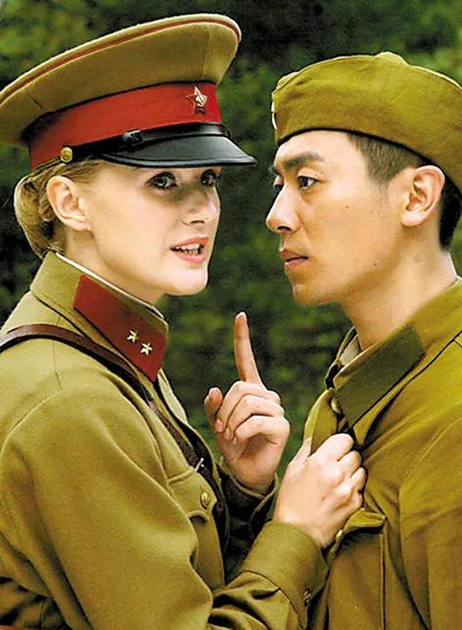 电视剧《我的娜塔莎》扮演者乌克兰美女伊莉莎与演员朱亚文上演一场