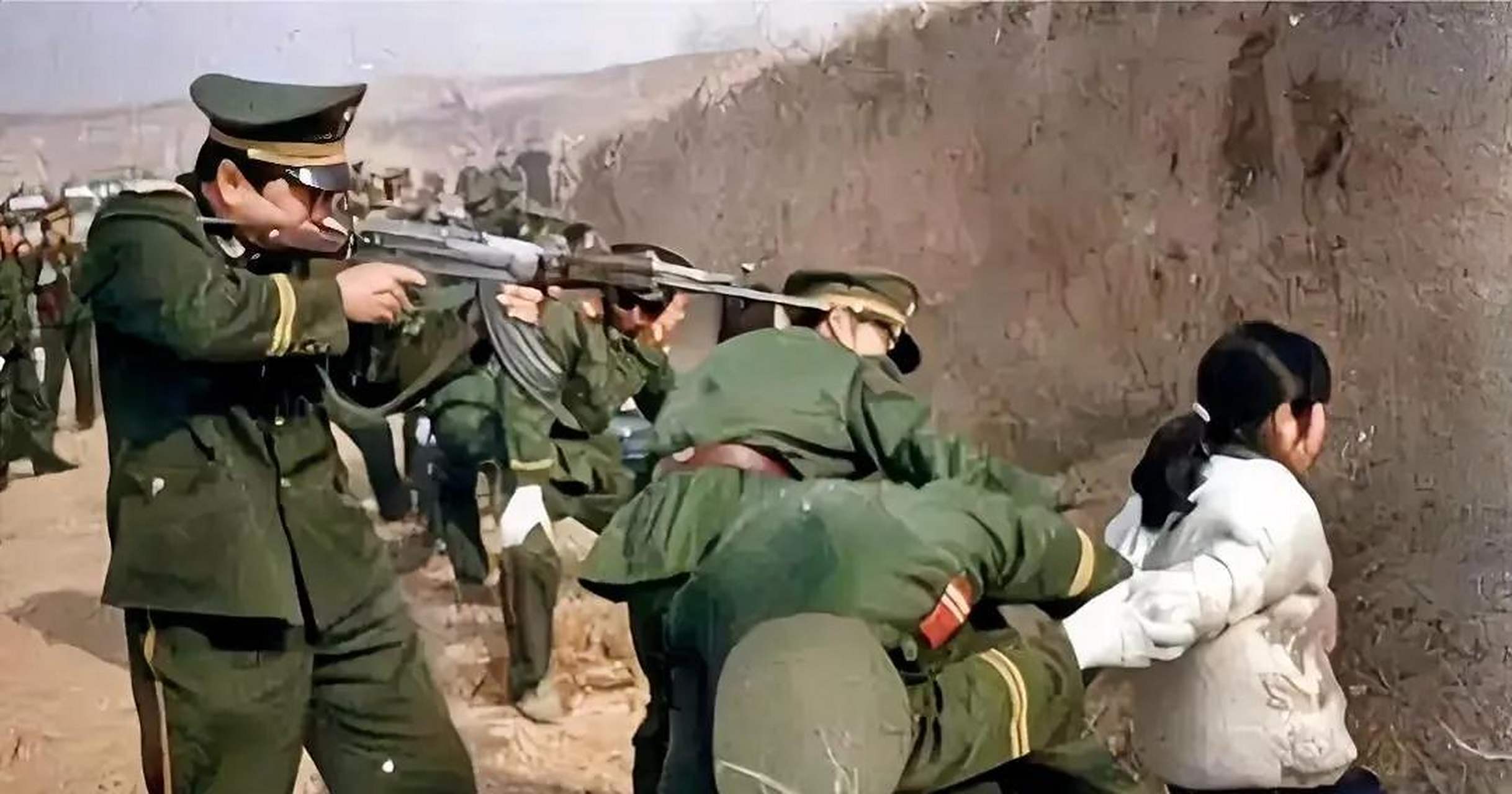 90年代,郊外的刑场,一名即将被处决的犯人,从照片中我们可以看到,犯人