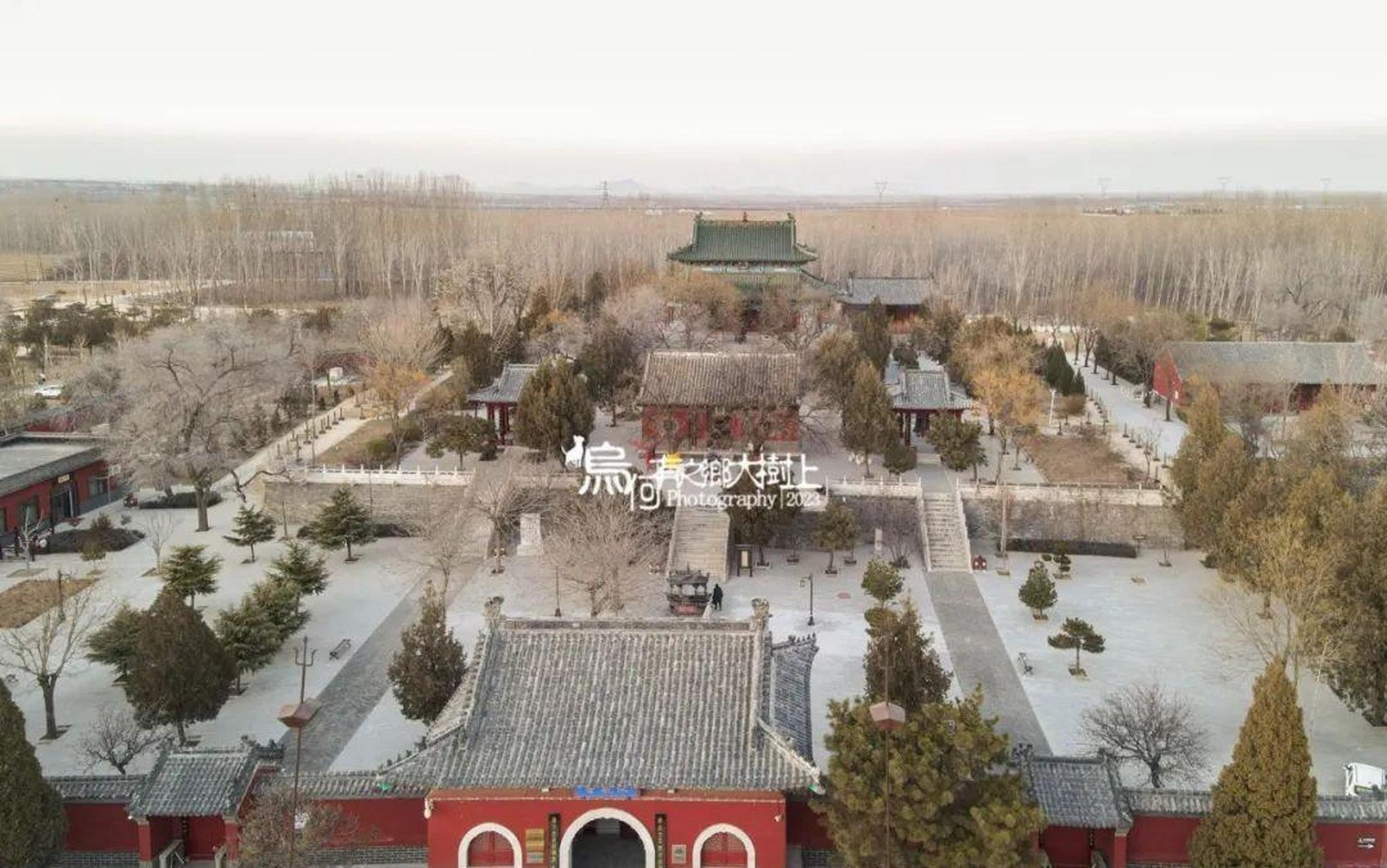 伏羲台在新乐市西北,现在是一个旅游景点,但临近的道路还为土路,交通