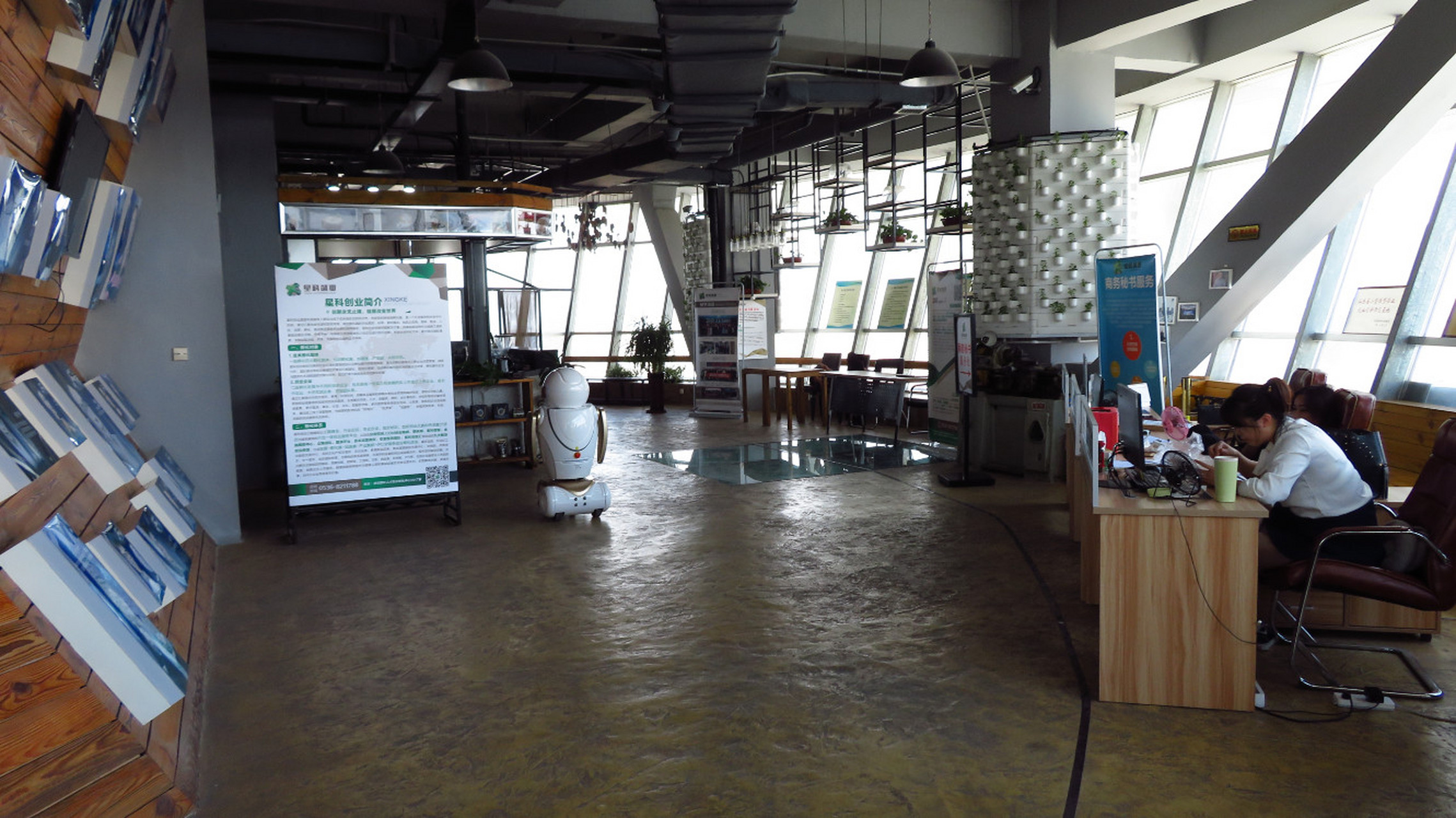 节日期间值班的峡山小妹:她说,国庆节期间值班也挺好的,很安静,可以一