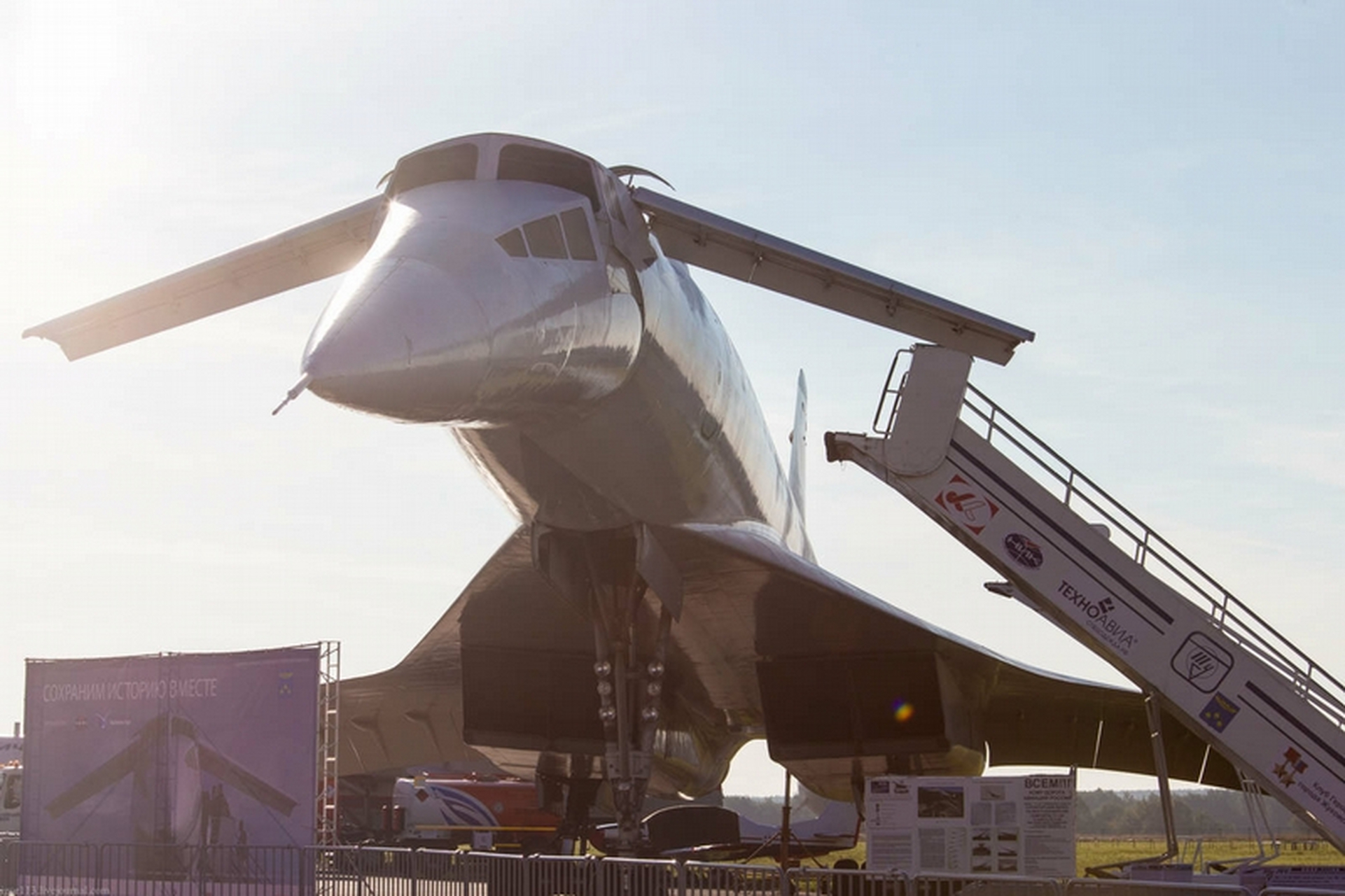 苏联航空工业的巅峰作品 图144超音速客机.