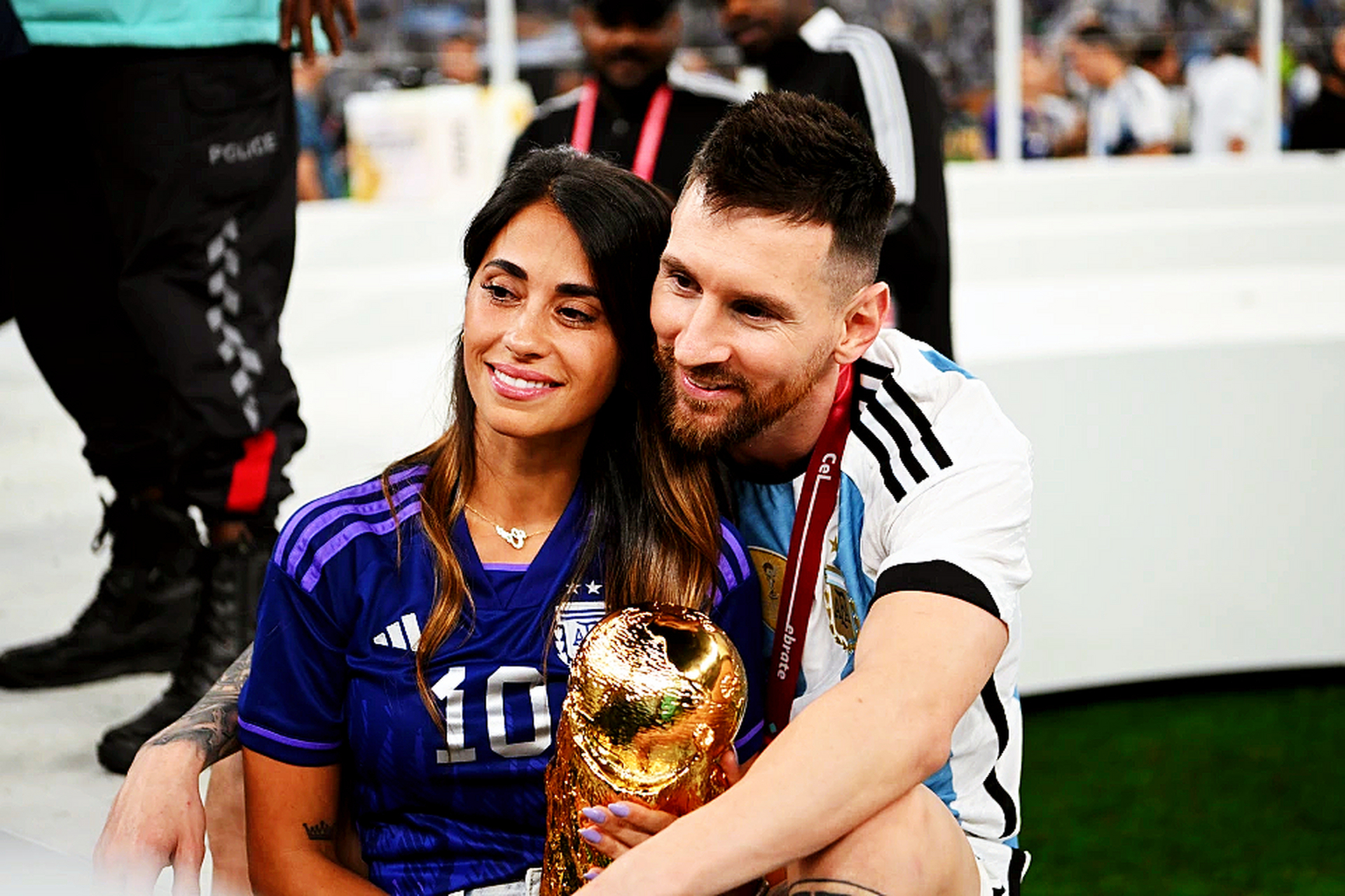 梅西加冕球王# 好羡慕梅西和安东内拉的爱情啊,世界杯夺冠之后,两个