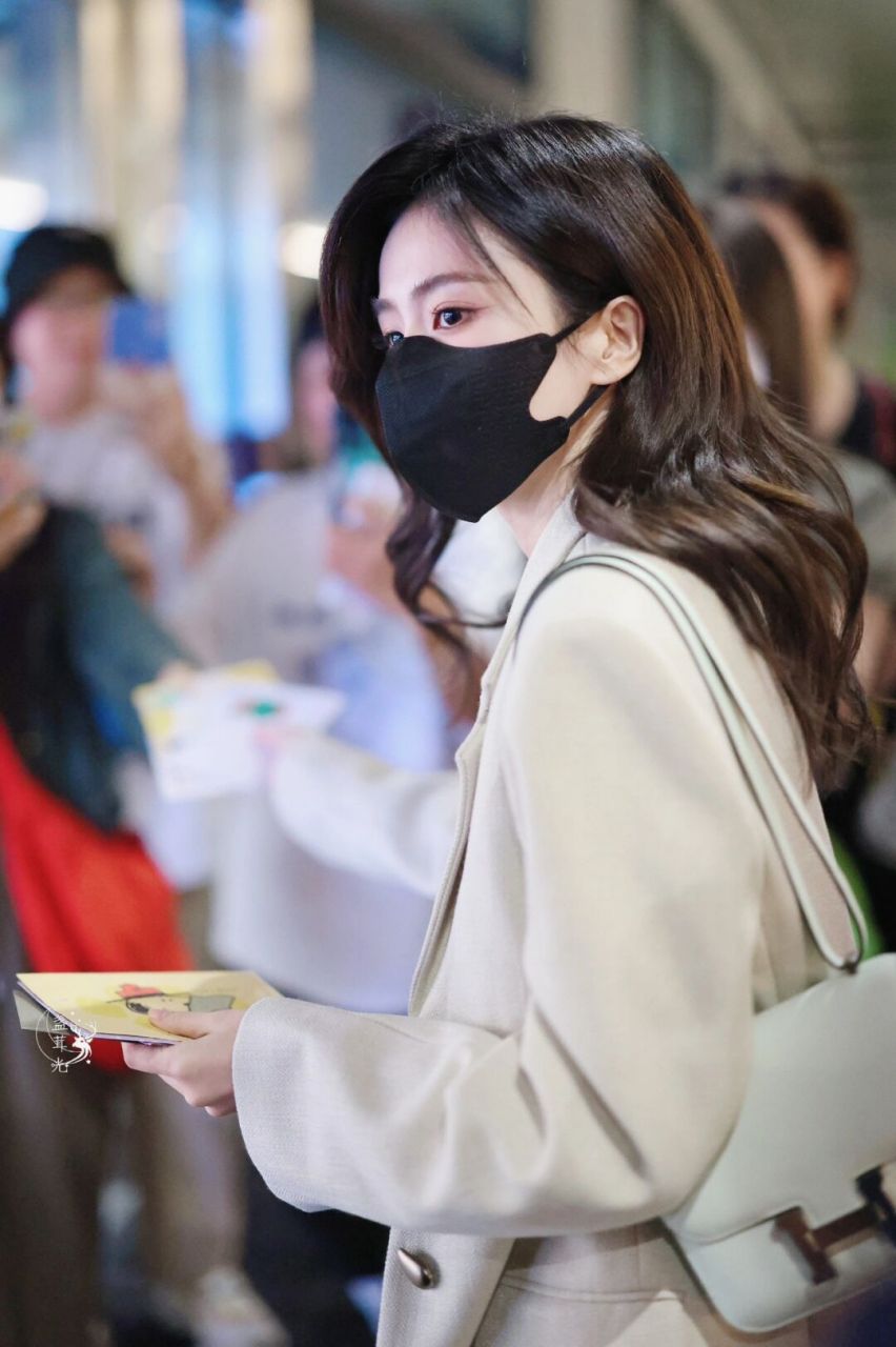 白鹿今日机场造型 身穿阔型西装简约大方 白鹿最近也成为爱马人士了!