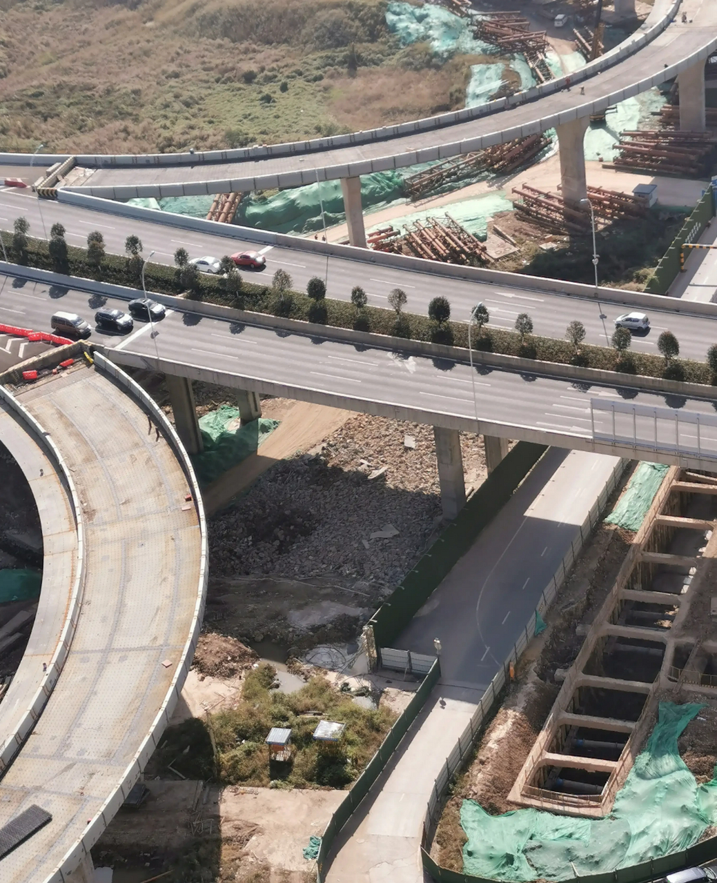 白沙洲资讯# 近日,杨泗港快速通道烽火路匝口上下连接线工程趋近完工