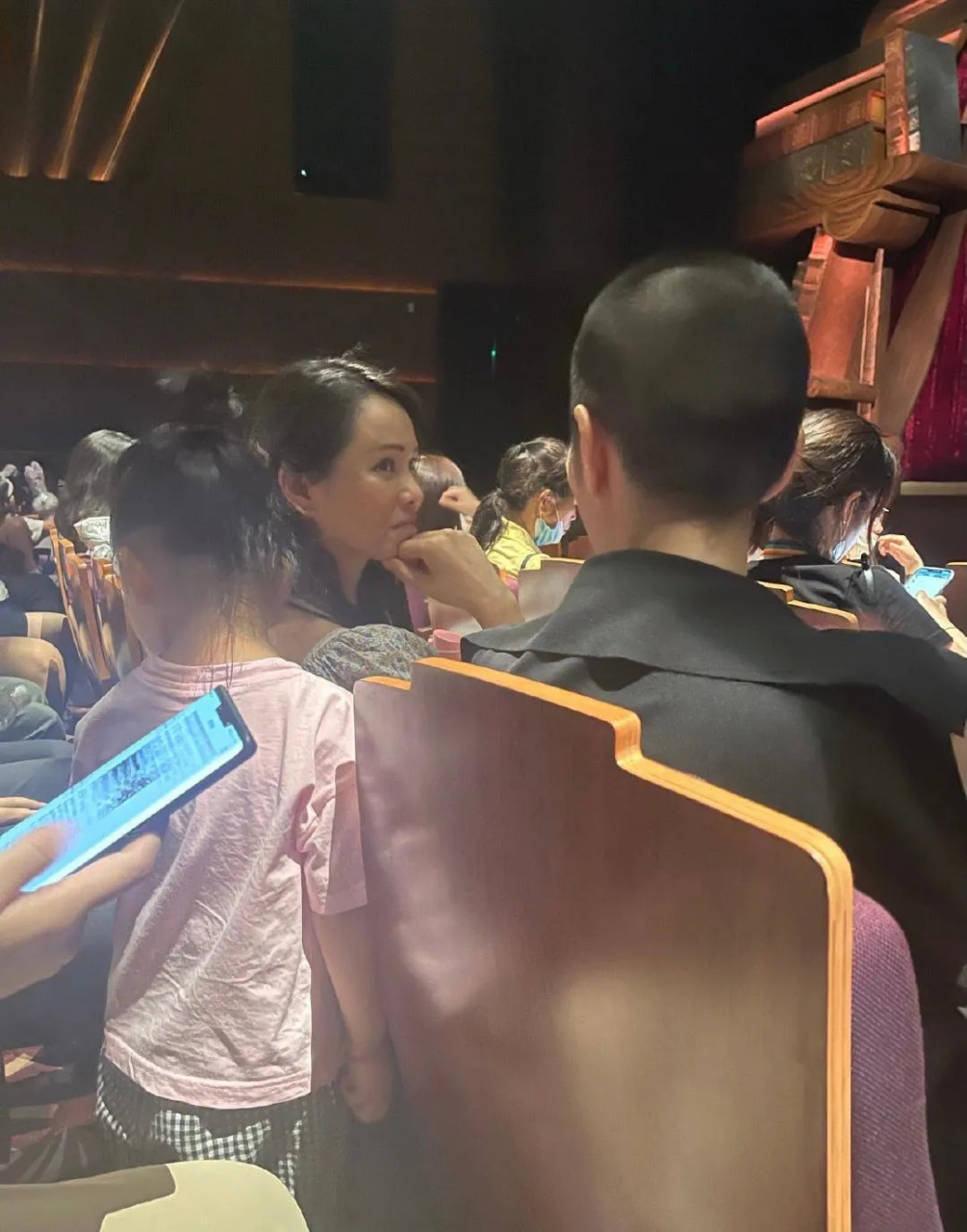 上海迪士尼伊能静,身旁是儿子和女儿,碎花裙搭配草帽好少女,53岁看